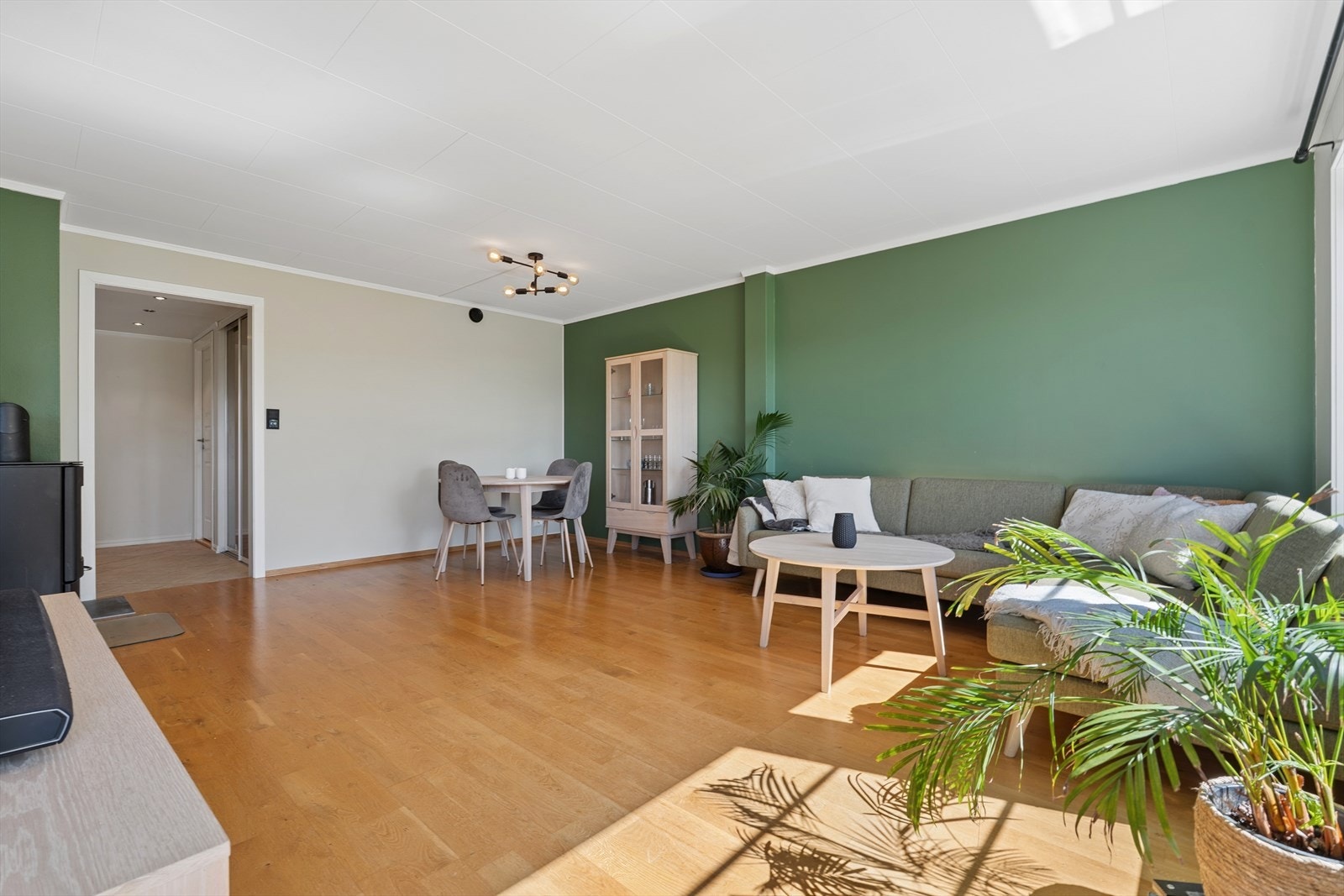 Rommet er lett å møblere og har god plass til både sofagruppe og spisebord. Galleribilde