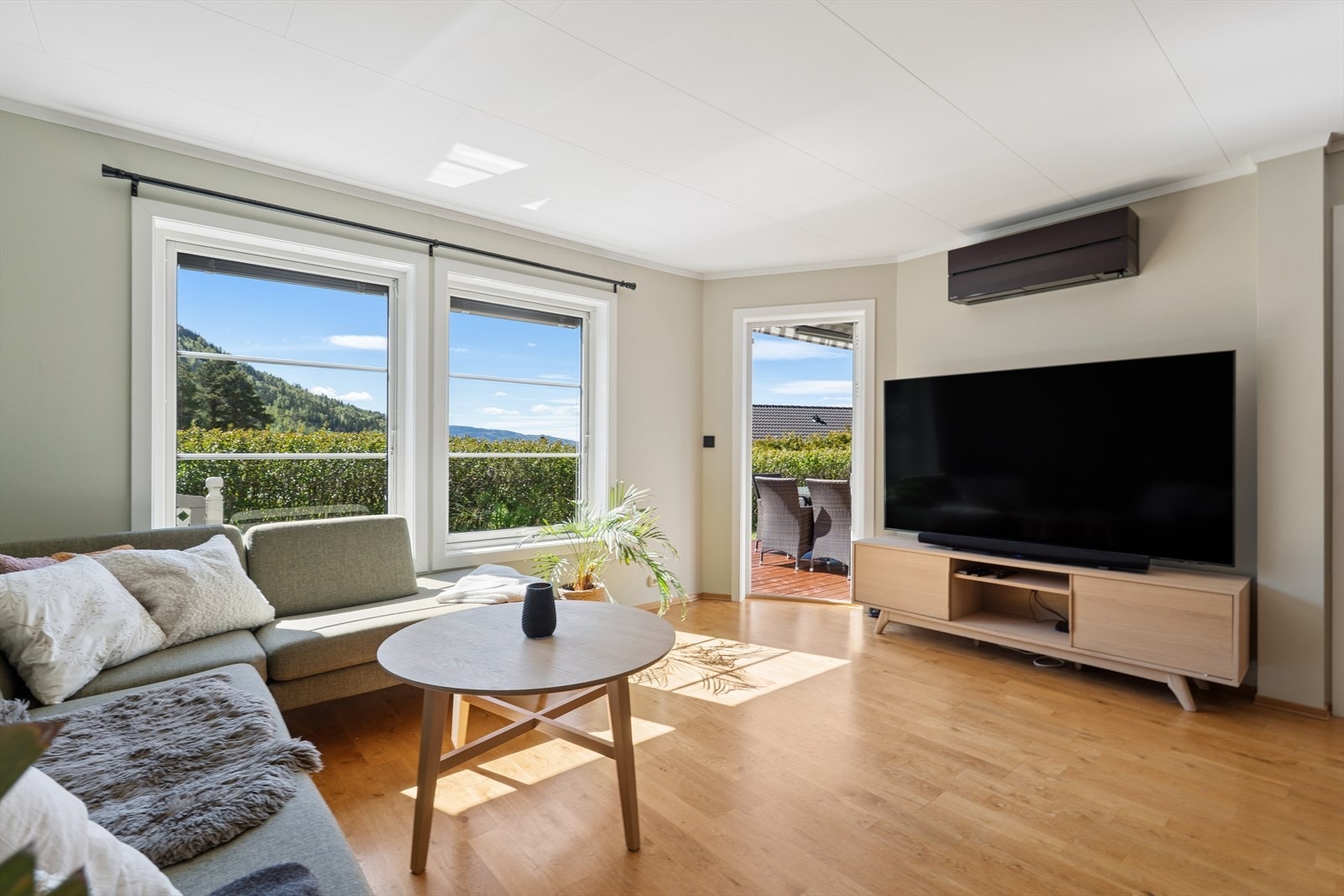 Stuen har store vindusflater som slipper inn rikelig med naturlig lys og gir direkte utgang til terrassen. Galleribilde