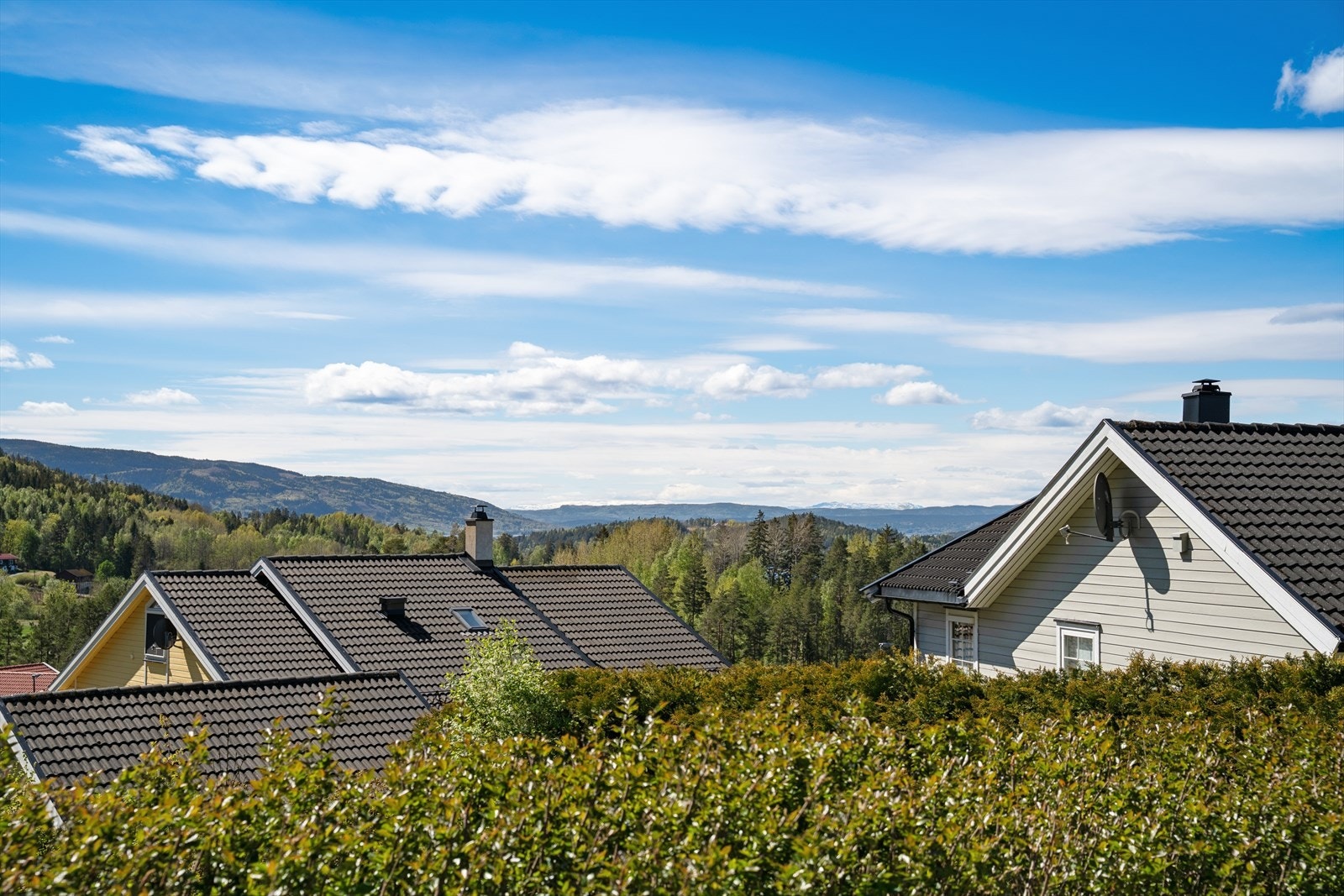 Fra eiendommen er det en åpen og vid utsikt over landskapet. Galleribilde