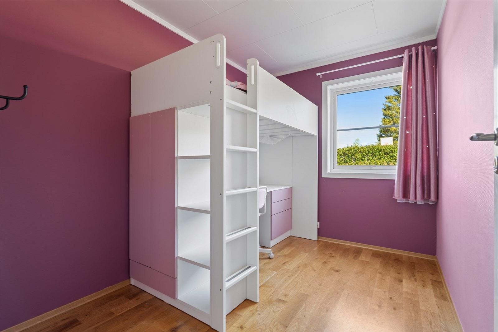Det andre barnerommet har også en arealeffektiv løsning som gir god gulvplass til lek. Galleribilde