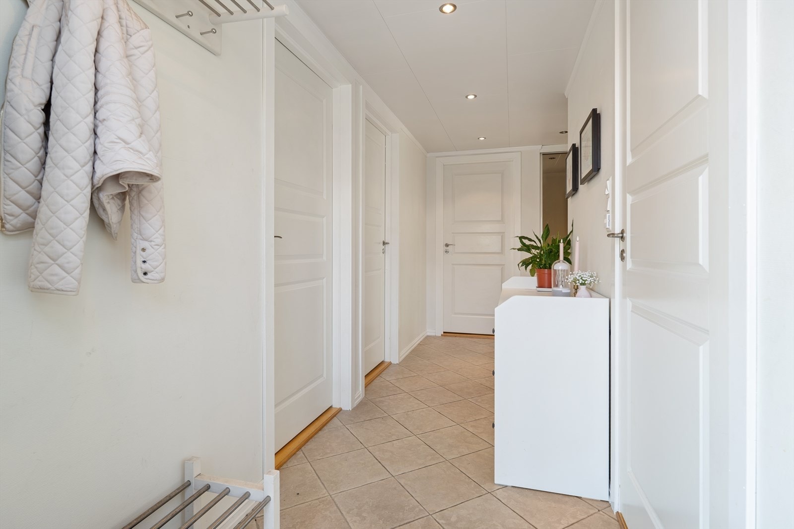 En ønskes velkommen inn i en lys og hyggelig entré med adkomst til bl.a. bad/wc og soverom. Galleribilde