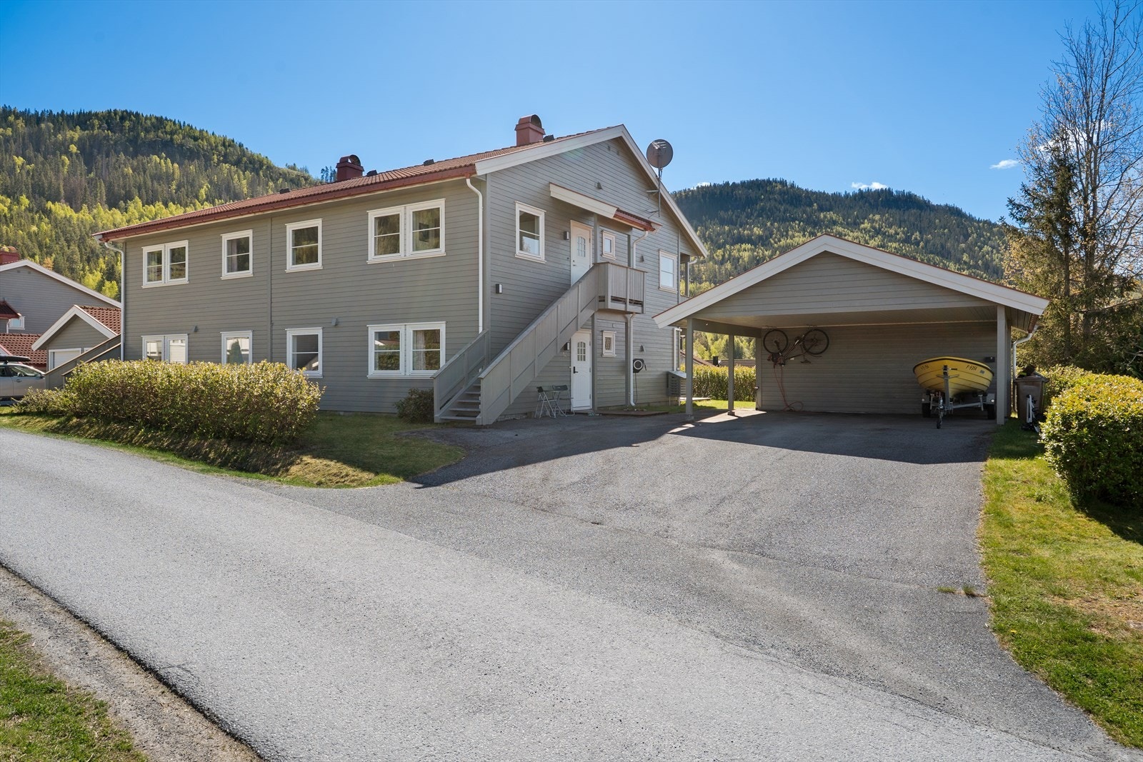 Leiligheten disponerer en halvpart av carport med el-bil lader. Galleribilde