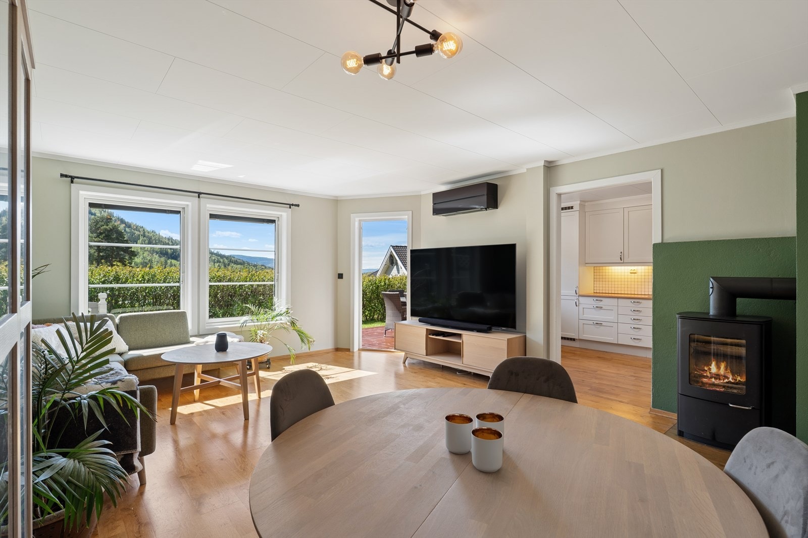 Romslig stue med plass til både spisestue og sofakrok med TV-plass. Galleribilde
