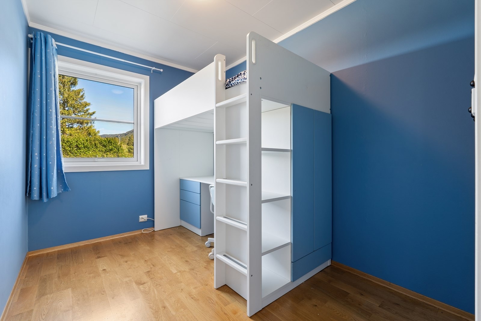 Et av boligens tre soverom, ideelt som barnerom med plass til både seng og skrivepult. Galleribilde
