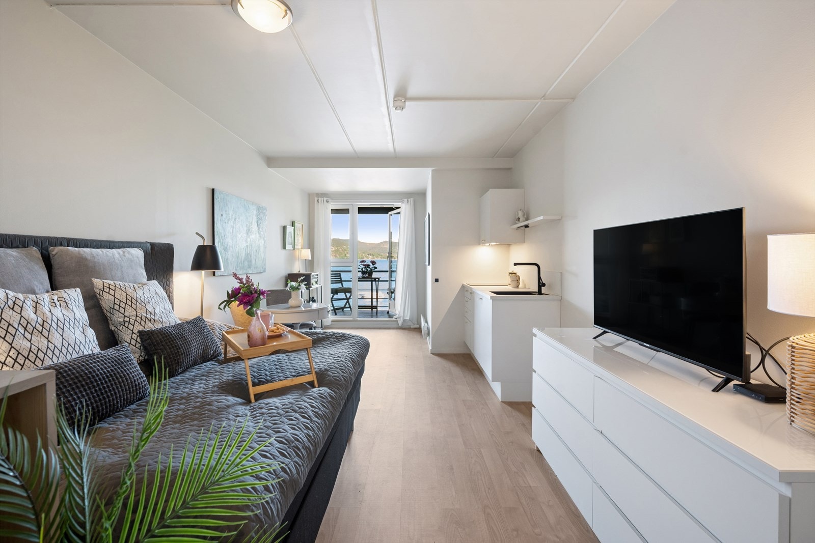 Leiligheten har pent laminatgulv og lyse flater. Galleribilde