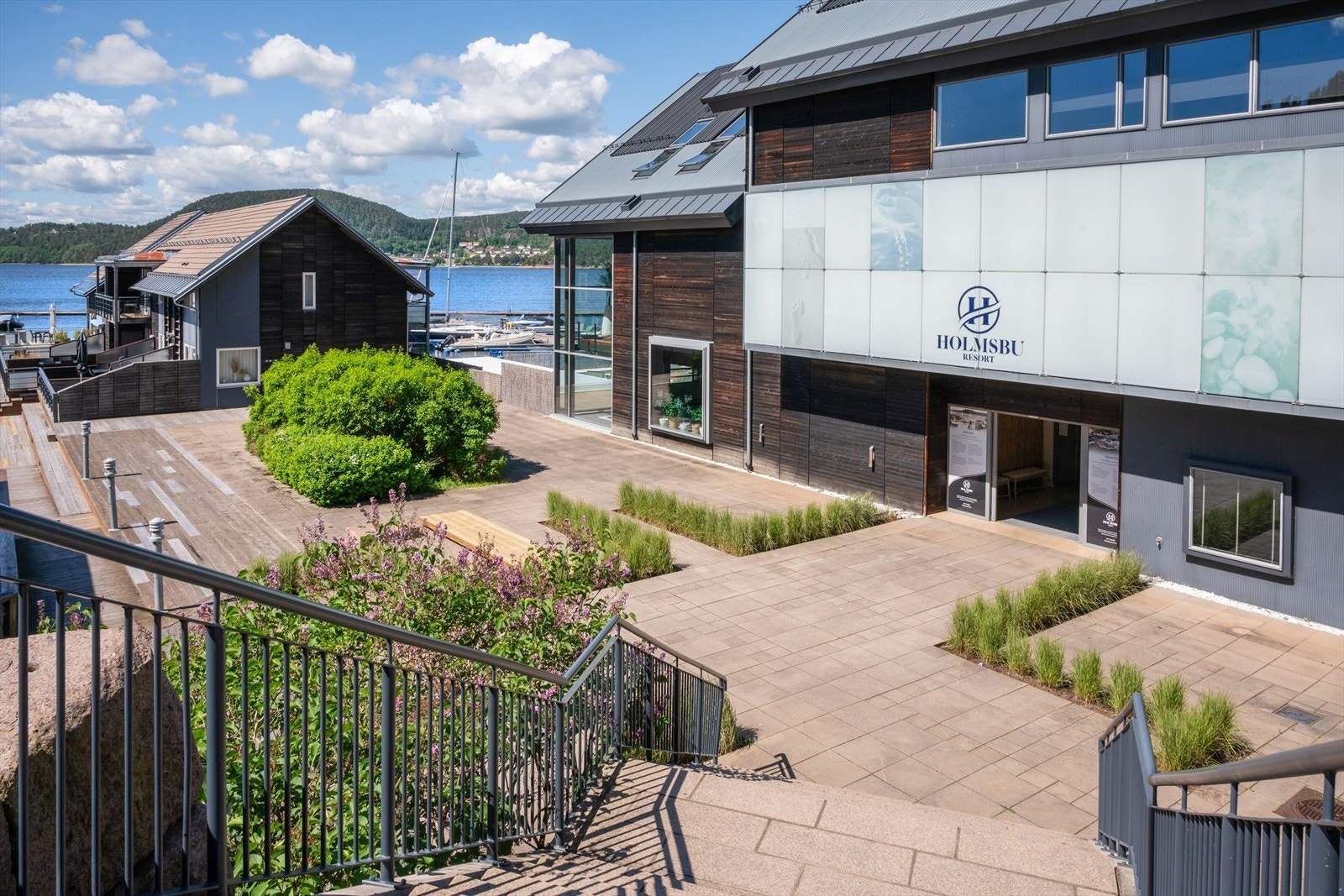 Inngangsparti til Holmsbu Resort med SPA-anlegg og fellesfasiliteter. Galleribilde