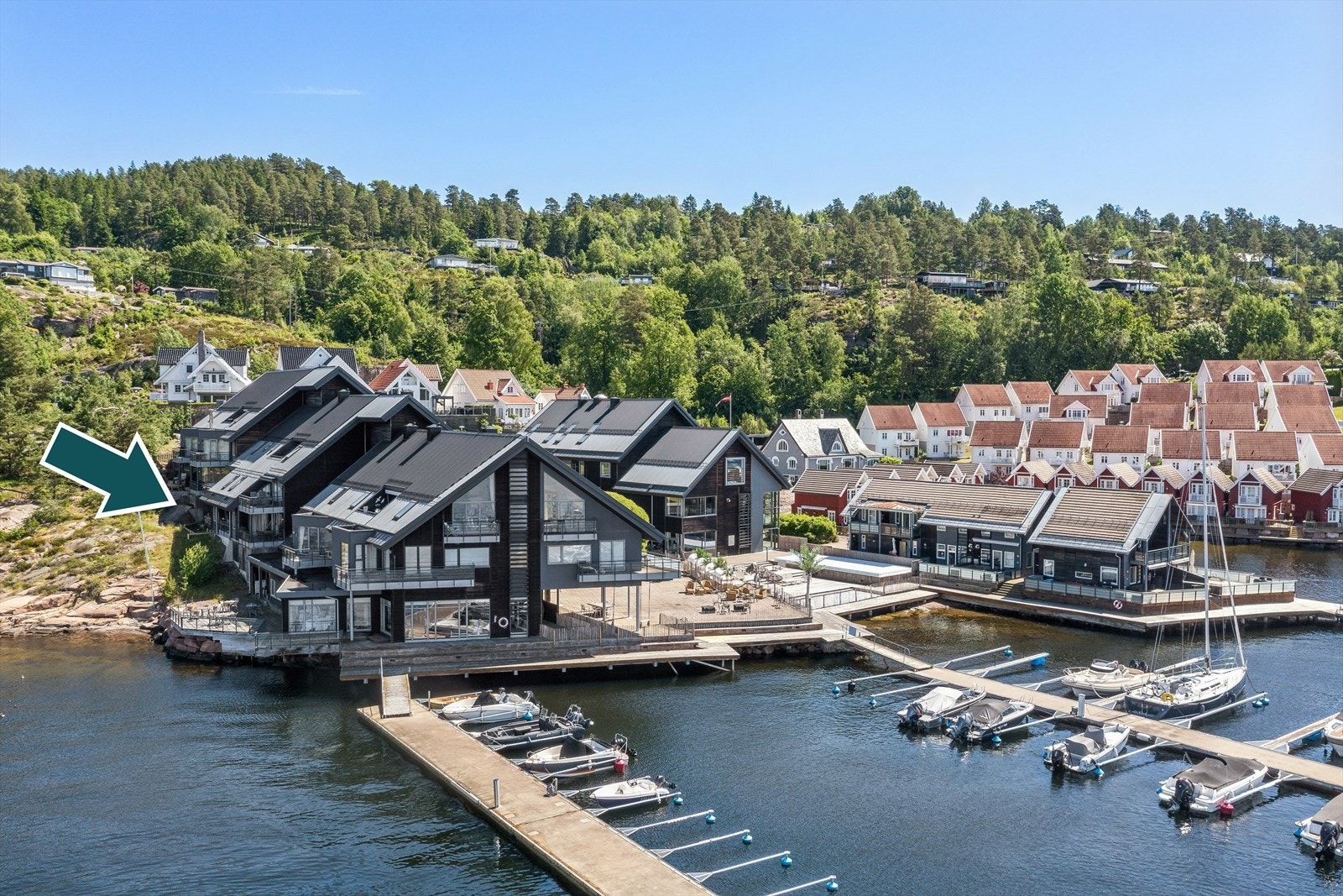 Resorten er plassert for å utnytte nærheten til sjøen. Leiligheten sees på bildet til venstre, i midtbygget. Galleribilde