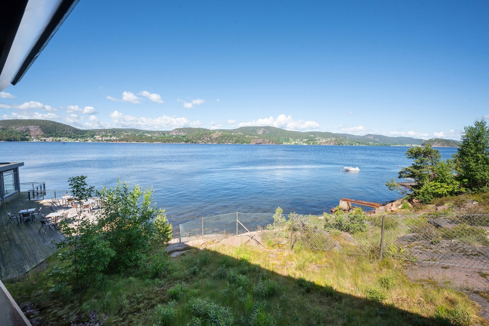 Leiligheten ligger i andre etasje med utsikt over fjorden. Galleribilde