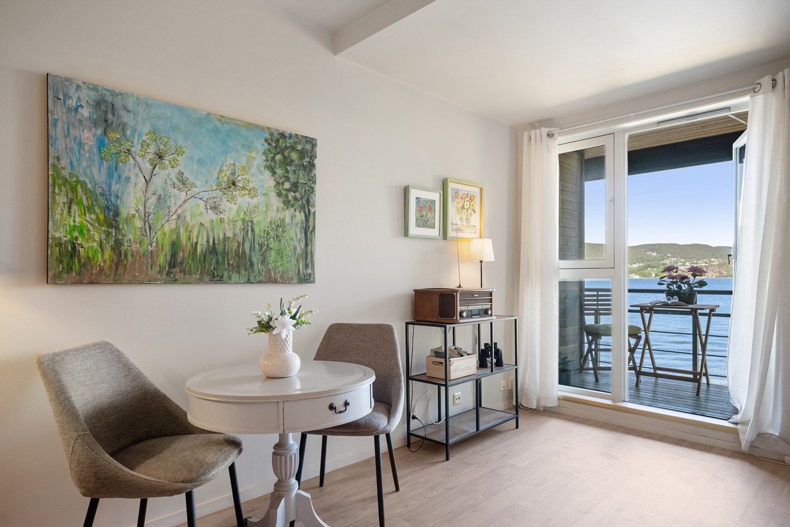 Leiligheten er innredet med spiseplass. Galleribilde