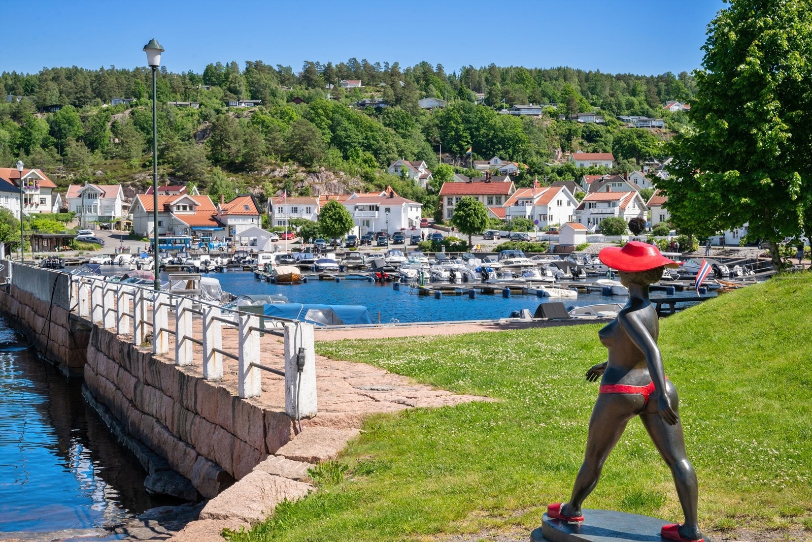 Holmsbu sentrum er en sjarmerende kystperle med yrende liv om sommeren. Galleribilde