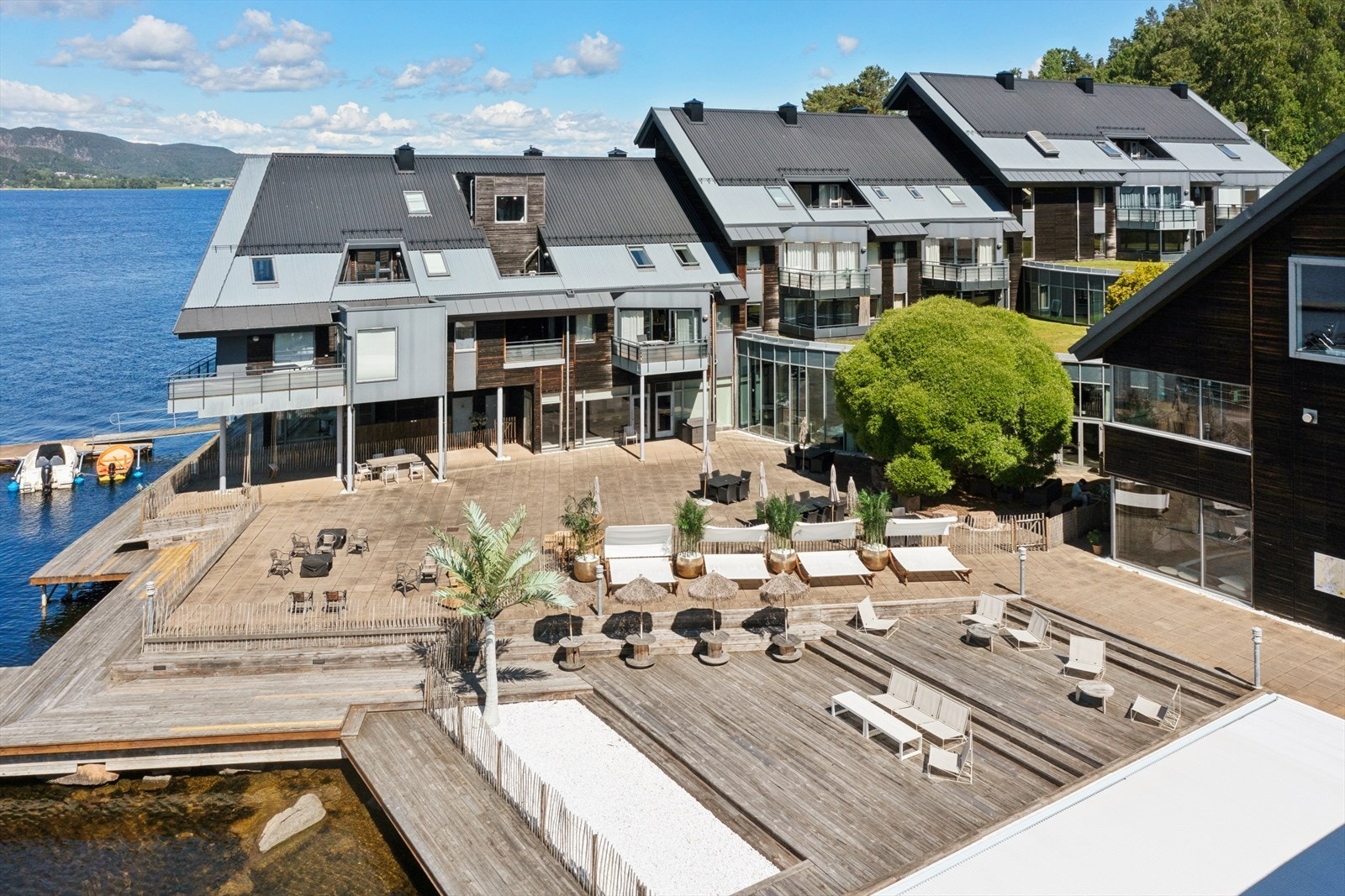 Sameiet har store, felles uteområder med tilgang til brygger og sandstrand. Galleribilde
