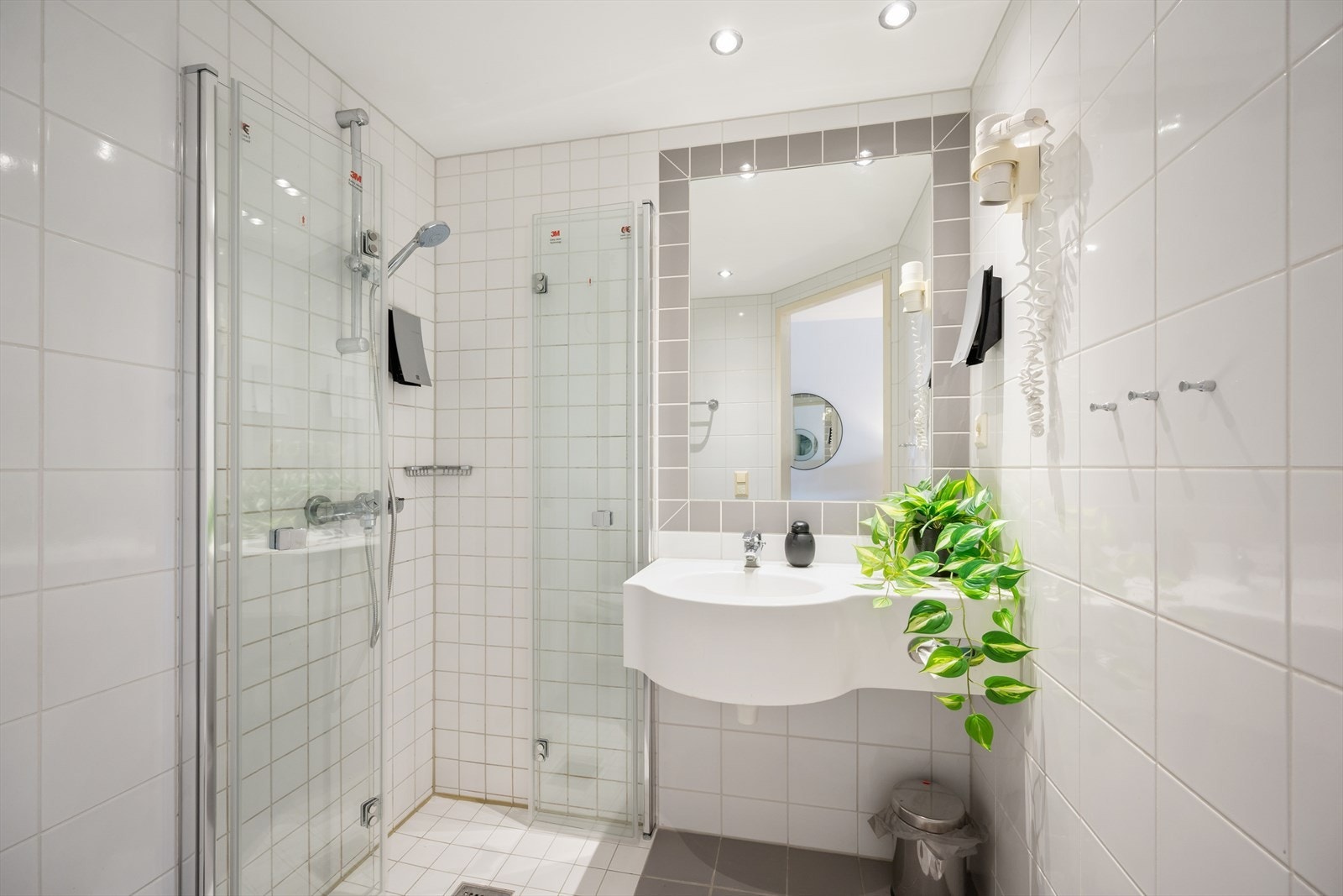 Badet har mekanisk avtrekk og luftespalte under døren for god ventilasjon. Galleribilde