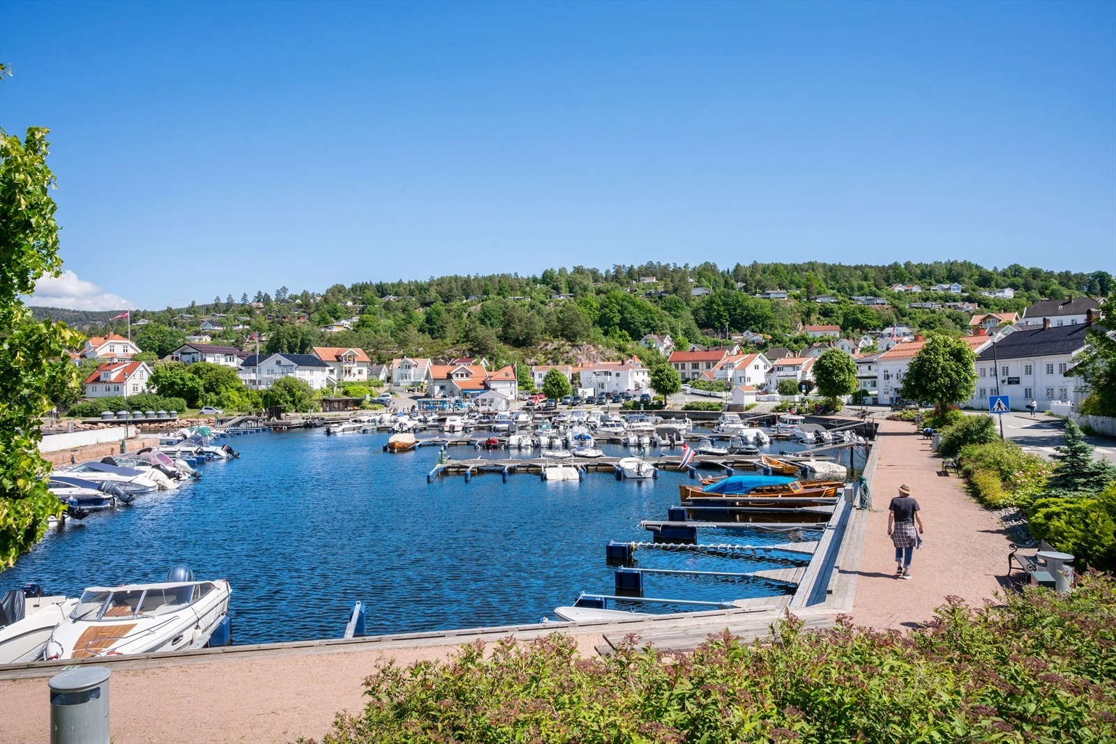 Holmsbu havn ligger kun 2,2 km unna, med butikker og servering. Galleribilde