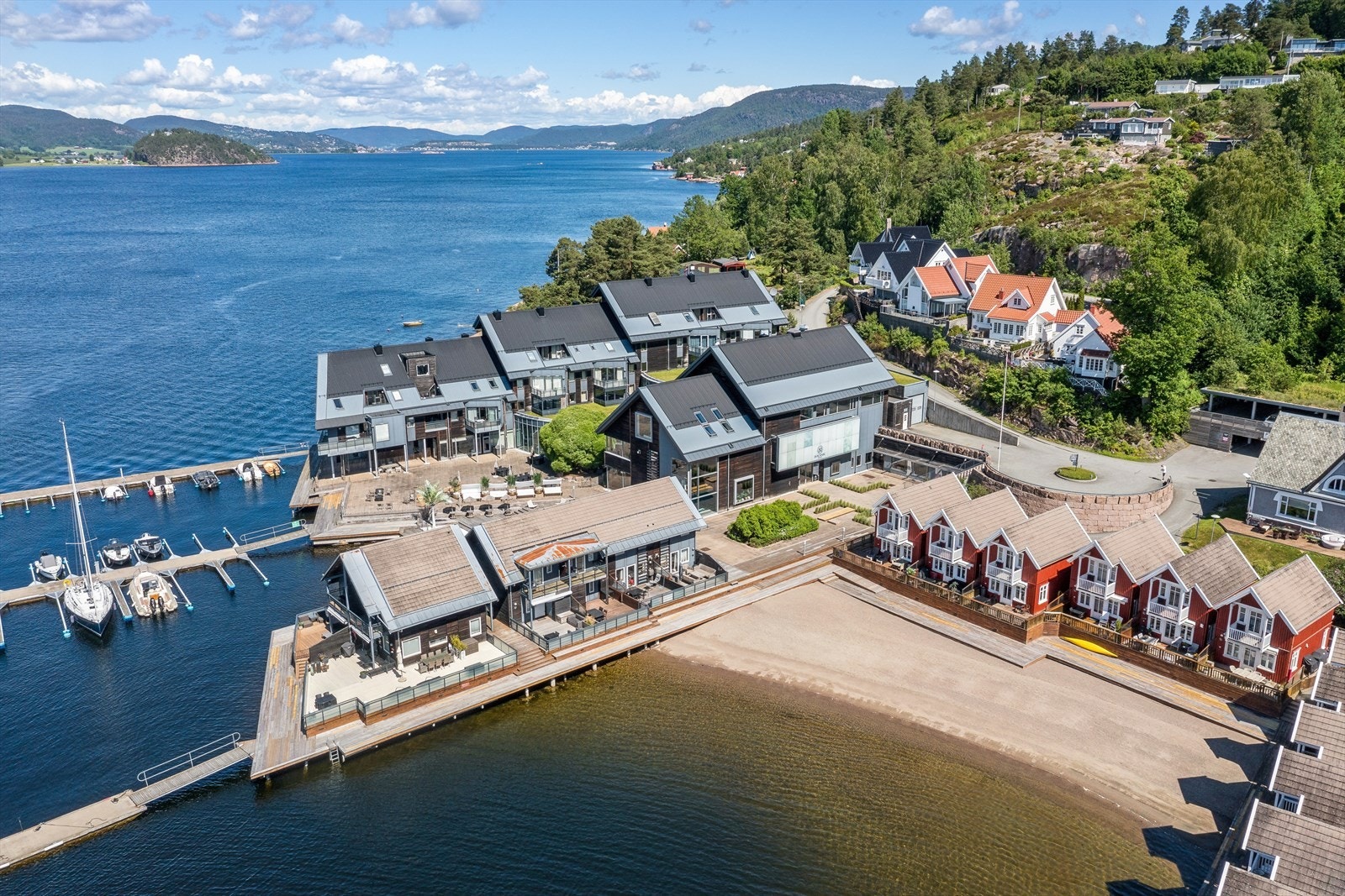 Det er fine fellesområder, med tilgang til brygge og sandstrand. Galleribilde