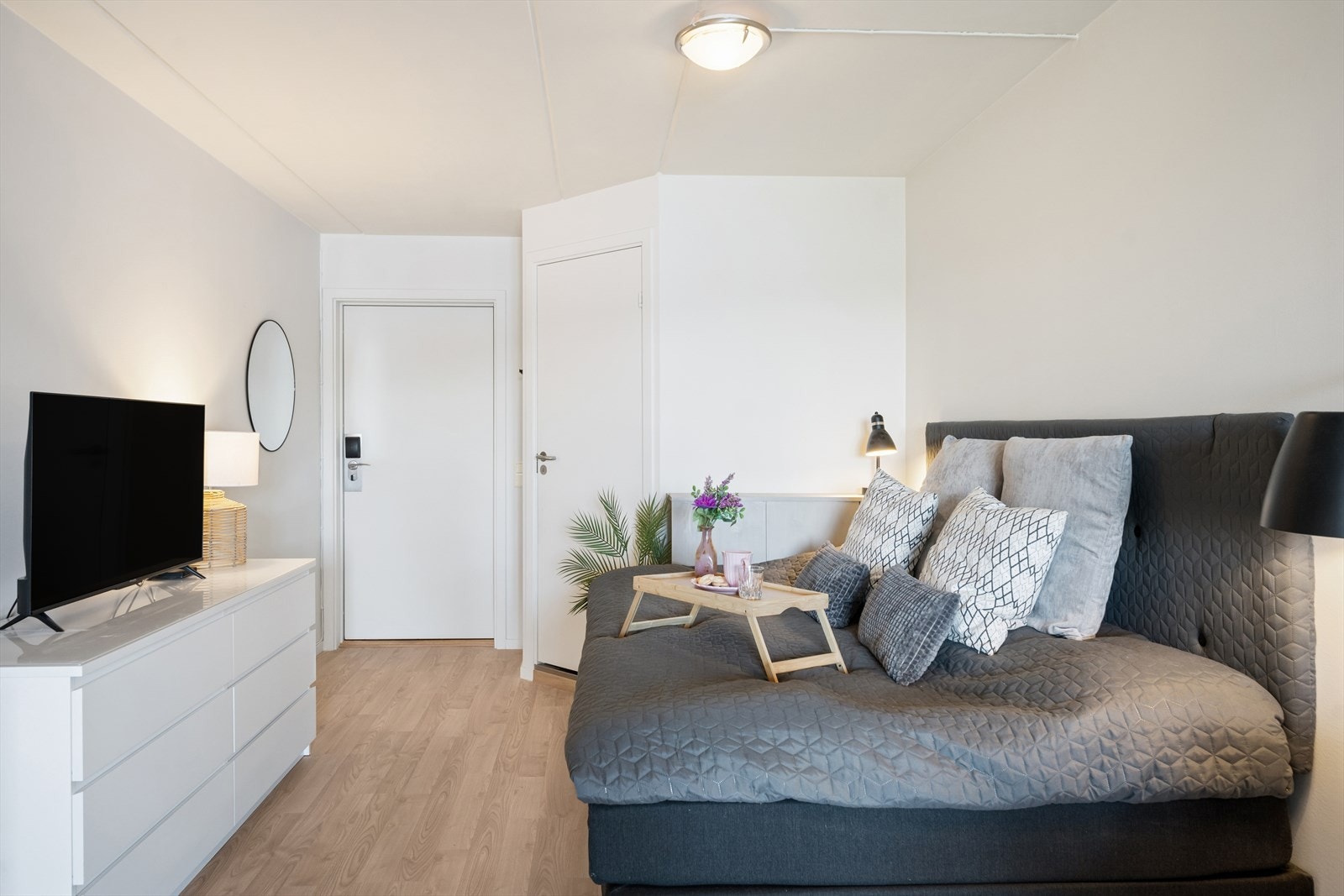 Leiligheten er videre innredet med seng og kommode. Galleribilde