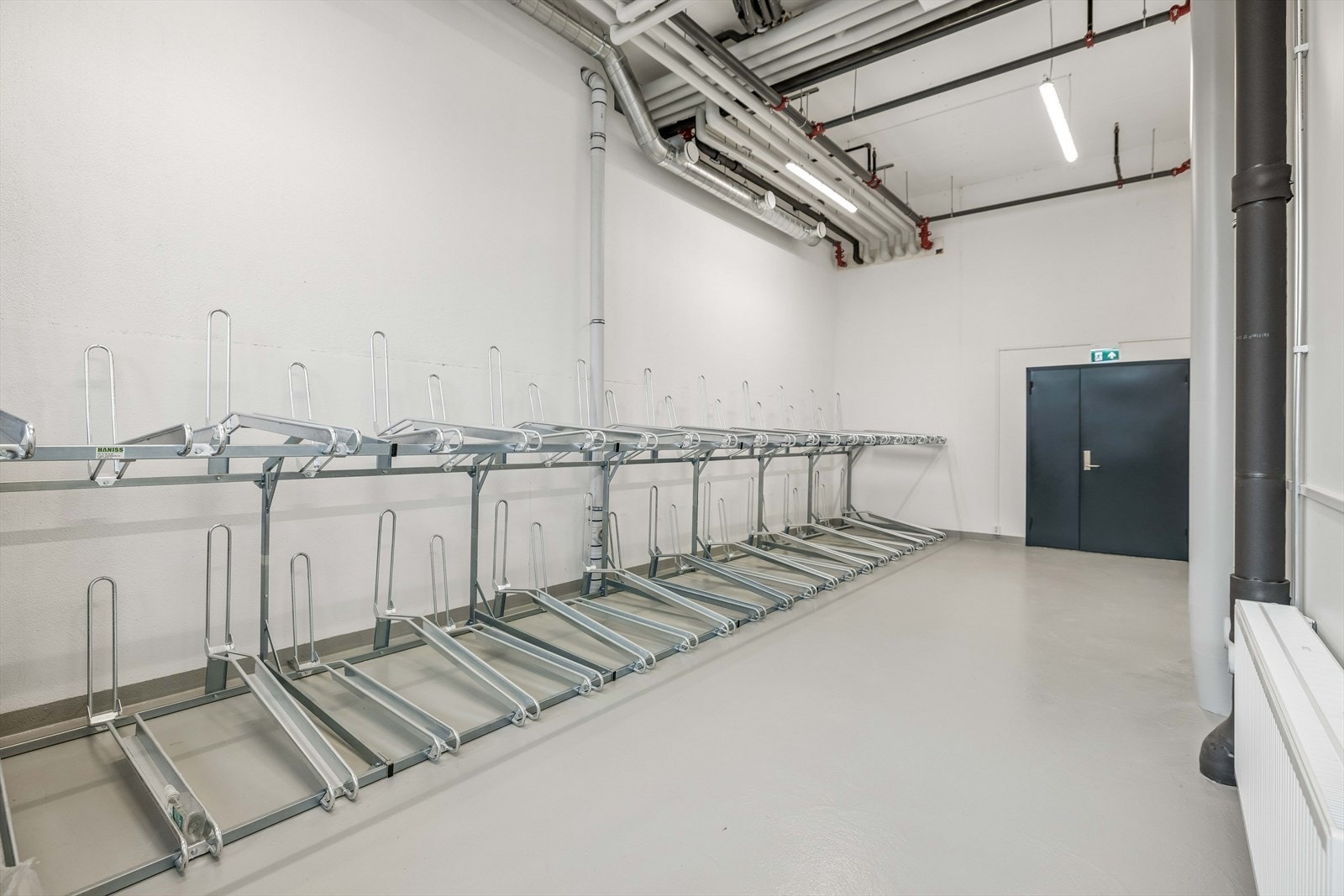 I kjelleren er det rikelig med plass for trygg sykkelparkering. Galleribilde