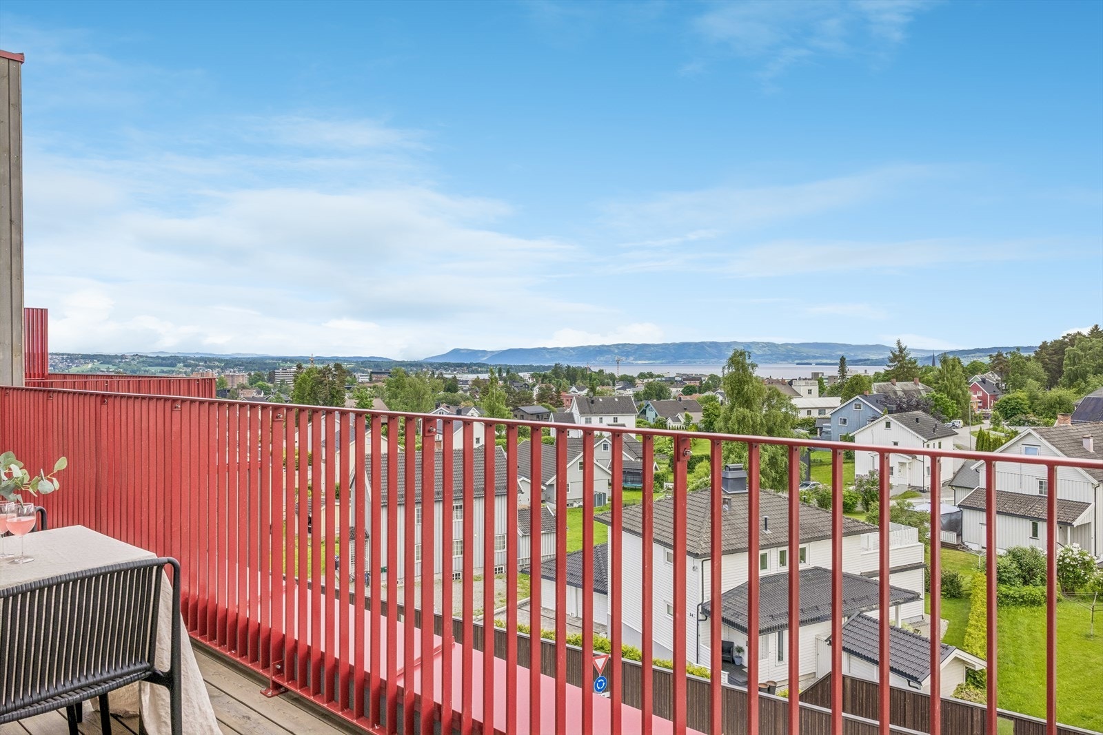 Balkong med rekkverk i stål og gulv av royalimpregnerte terrassebord. Galleribilde