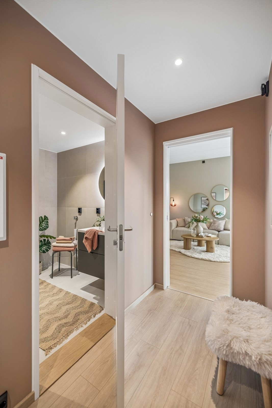 Gangen binder sammen soverommene, badet og oppholdsrommet på en effektiv måte. Galleribilde