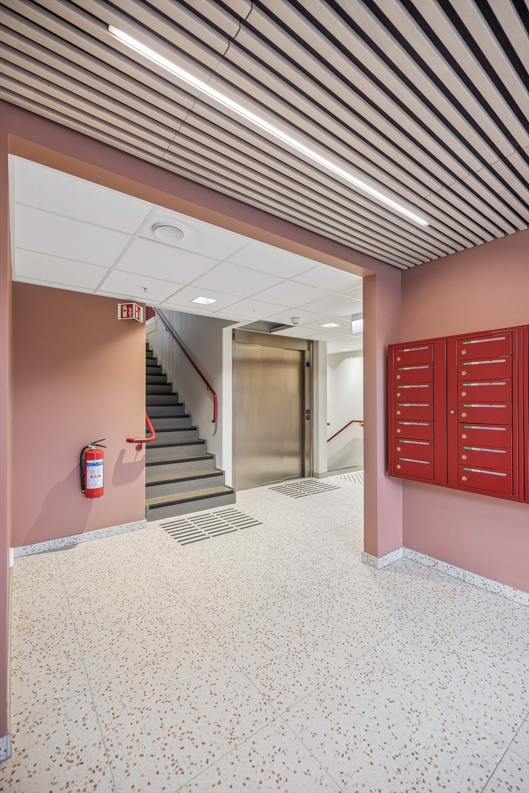 Innbydende felles inngangsparti med heis til alle etasjer og garasjeanlegg. Galleribilde