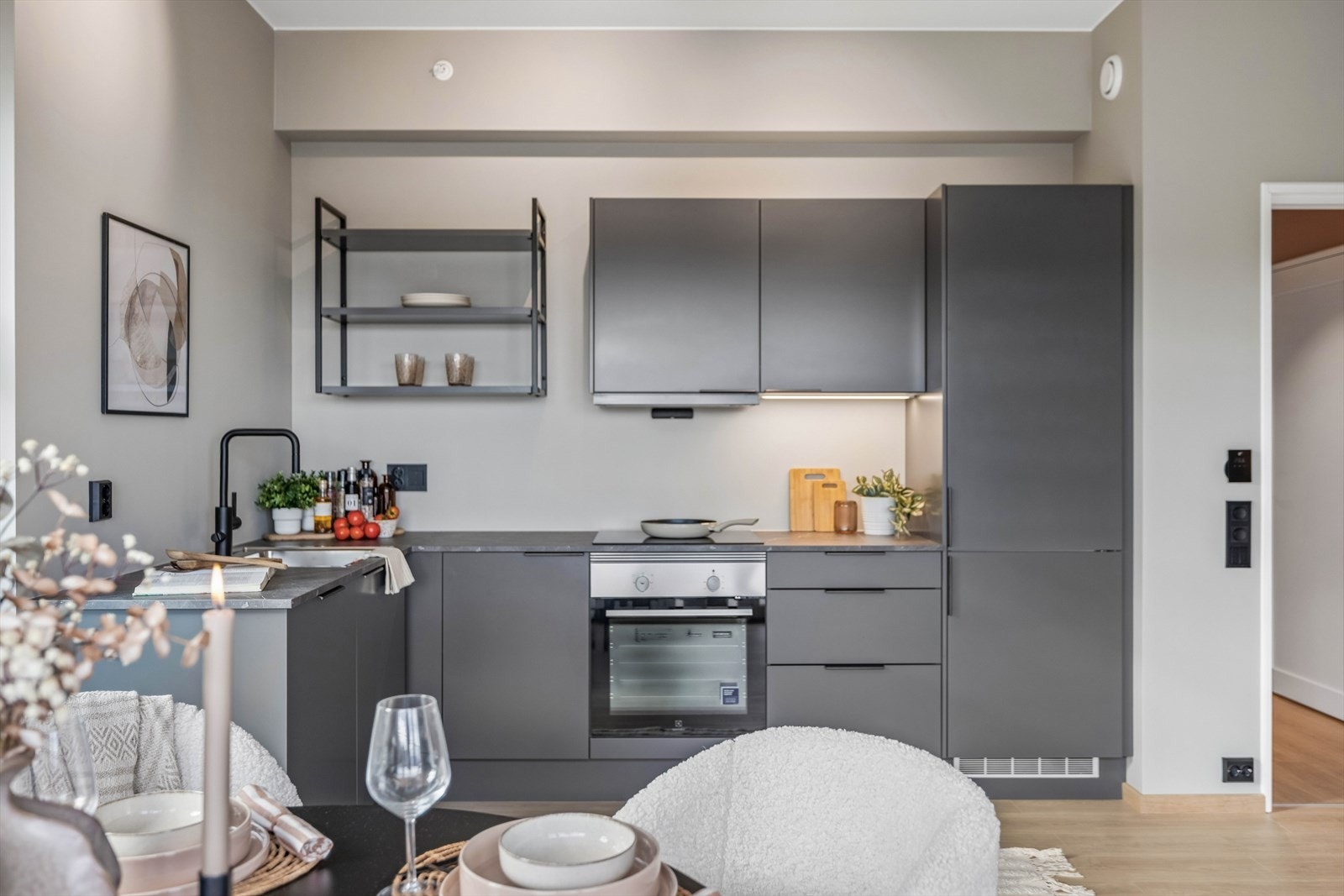 Kjøkkeninnredning fra Sigdal med integrerte hvitevarer fra Electrolux og laminatbenkeplate. Galleribilde
