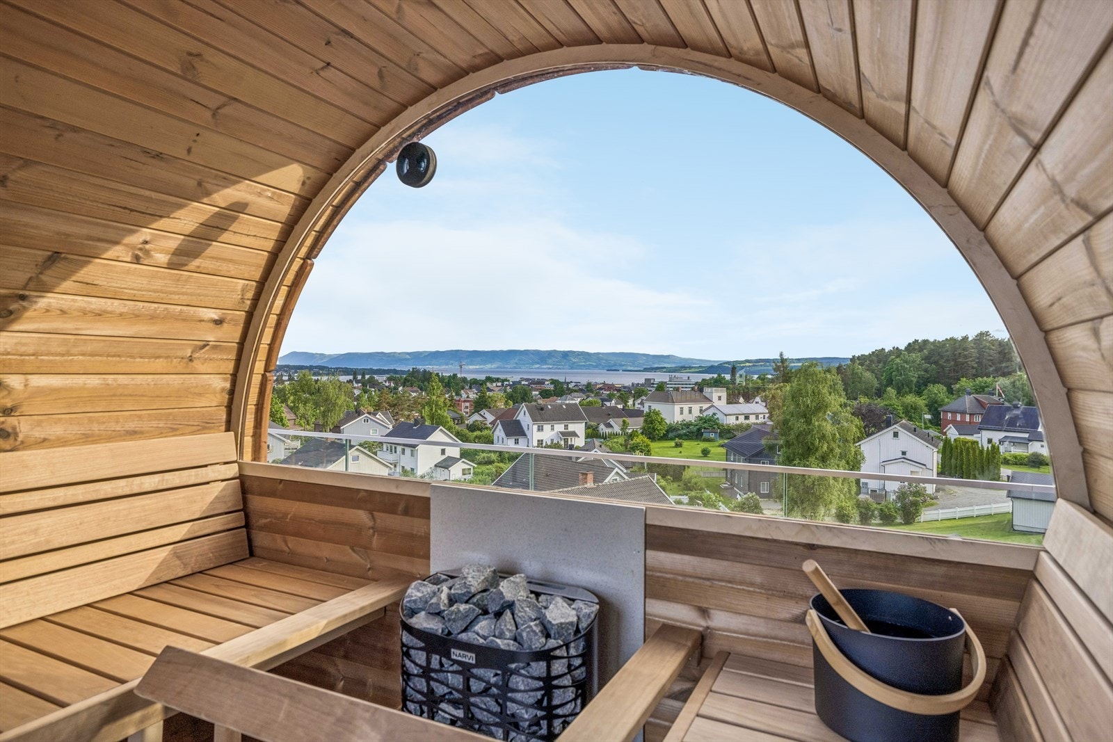 Fra den felles badstuen på takterrassen kan utsikten nytes i le for været. Galleribilde