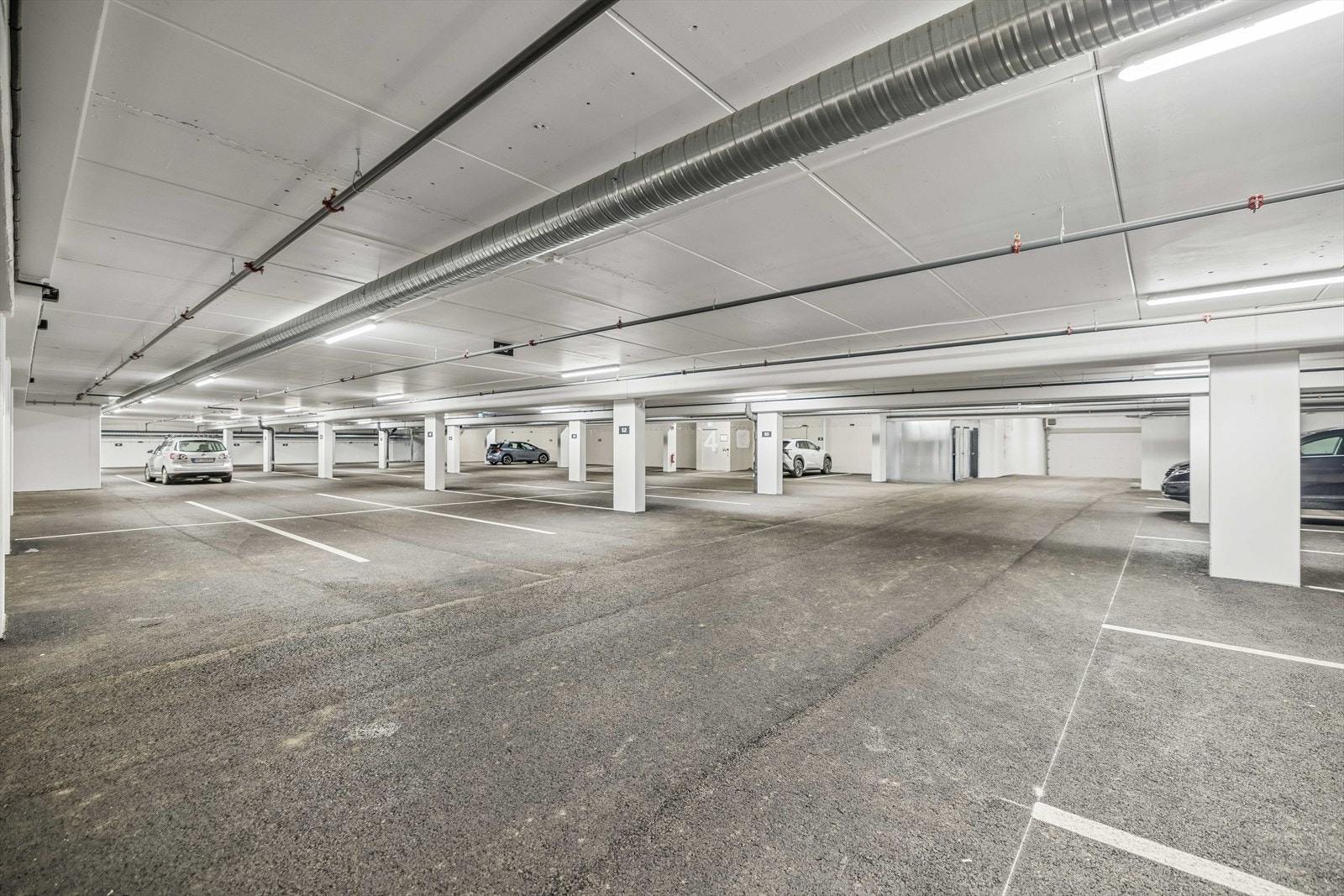 Det følger med to parkeringsplasser i felles garasjeanlegg med heisadkomst direkte til leilighetsplanene. Galleribilde