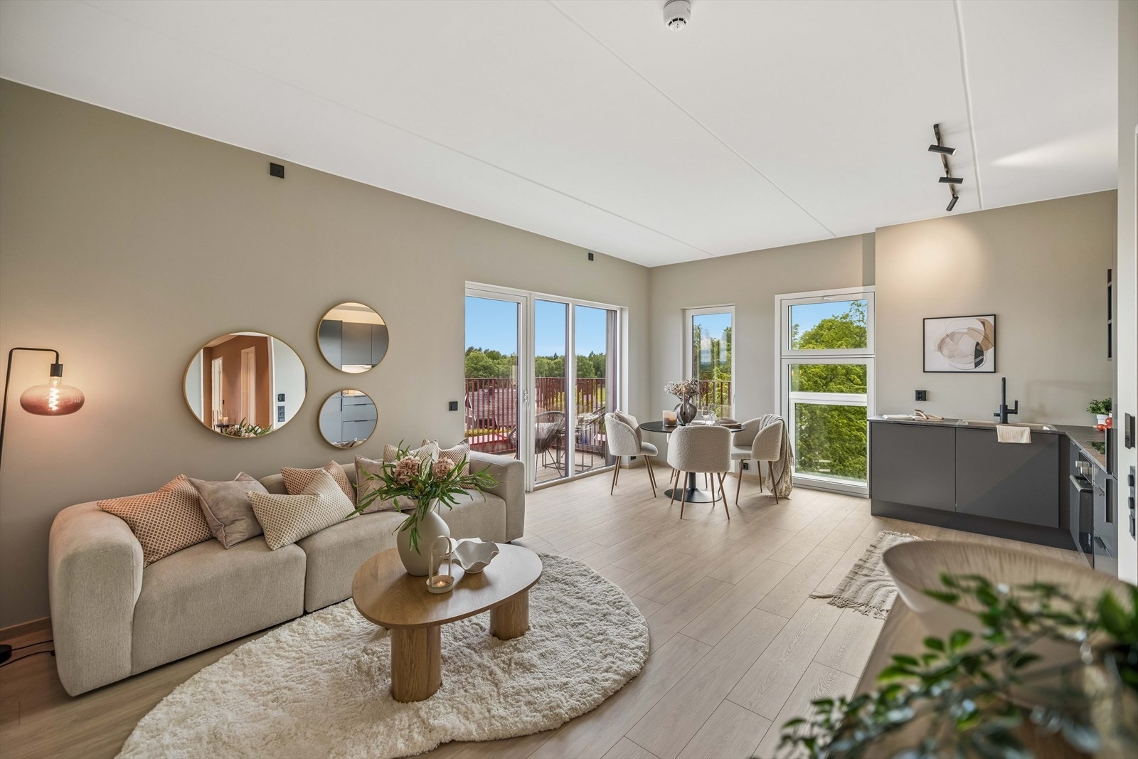 Stuen har god plass til både sofagruppe og spisebord, med utgang til balkong. Galleribilde