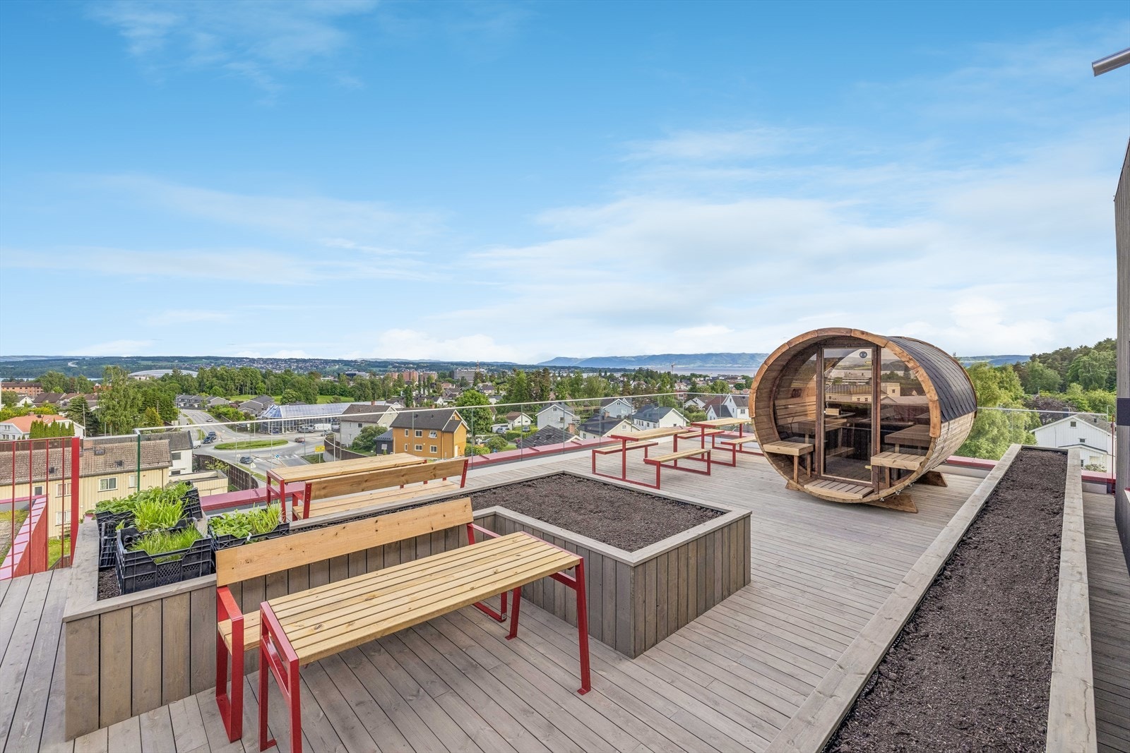 Felles takterrasse med badstue, sittegrupper og storslått utsikt over Hamar. Galleribilde