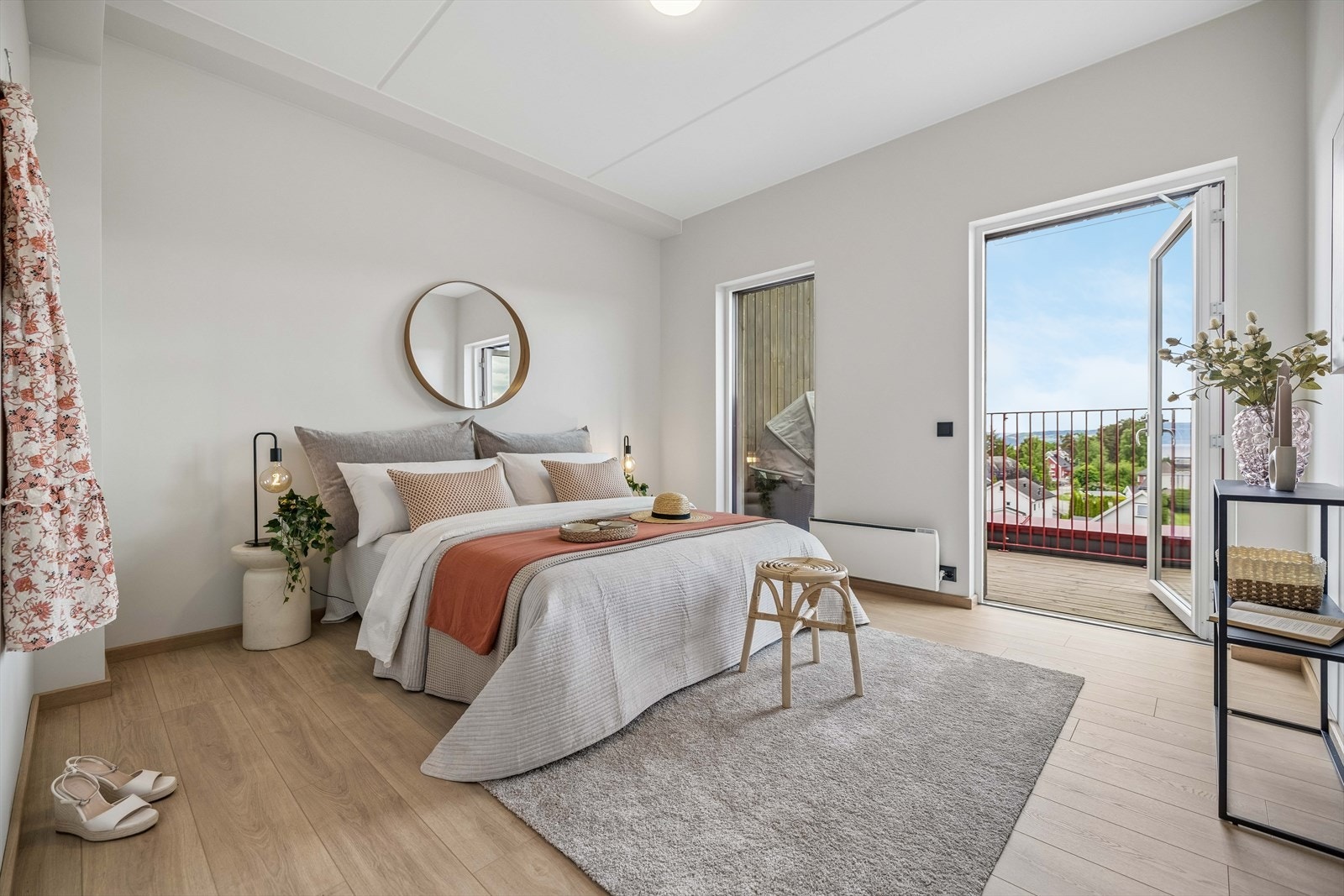 Romslig hovedsoverom med direkte utgang til en av leilighetens to balkonger. Galleribilde