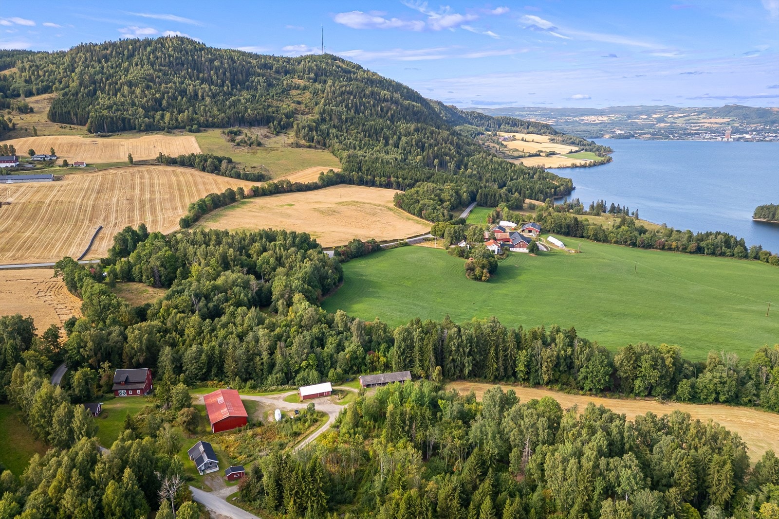 Det er ca. 10 km til Brumunddal sentrum med øvrige fasiliteter og servicetilbud. I sentrum er det også togstasjon med forbindelser til bla. Oslo, Gardermoen, Lillehammer og Trondheim. Galleribilde