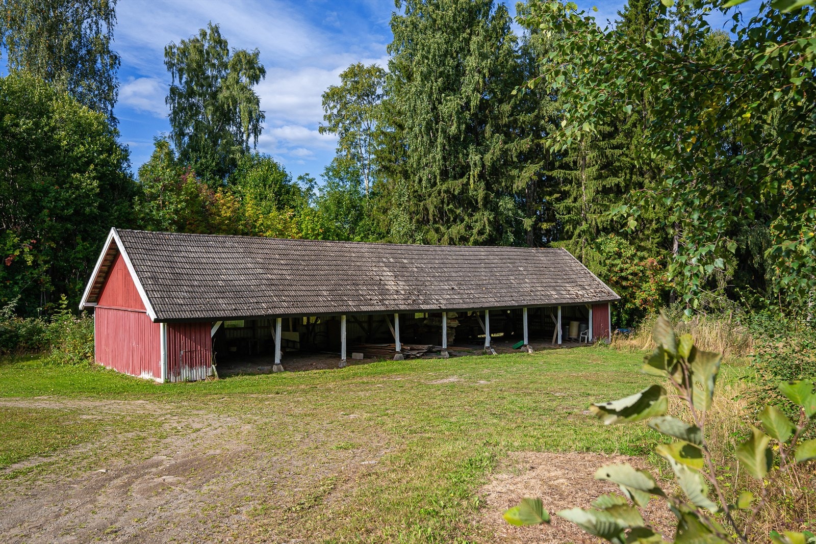 Lagerbygg med åpen front på 173m². En eldre, frittstående lagerbygg oppført i trekonstruksjoner. Bygningen har saltak tekket med eldre takstein og delvis åpen løsning mot gårdsplassen. Galleribilde