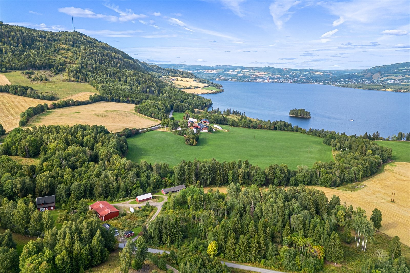 Fra eiendommen er det kun en kort kjøretur (ca. 8 min med bil) til vakre Mjøsparken som byr på herlige opplevelser for hele familien. Galleribilde