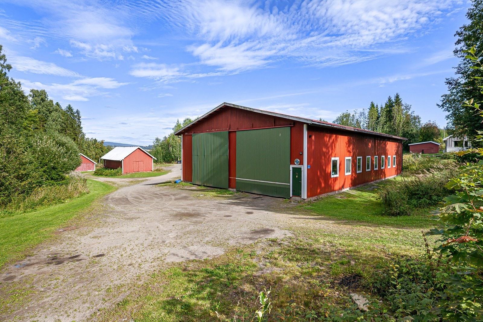 Stort garasje/lagerbygg på 352m². Eldre frittstående drifts-/verkstedbygning oppført i trekonstruksjoner. Bygningen har saltak tekket med metallplater og utvendig stående trekledning. Galleribilde