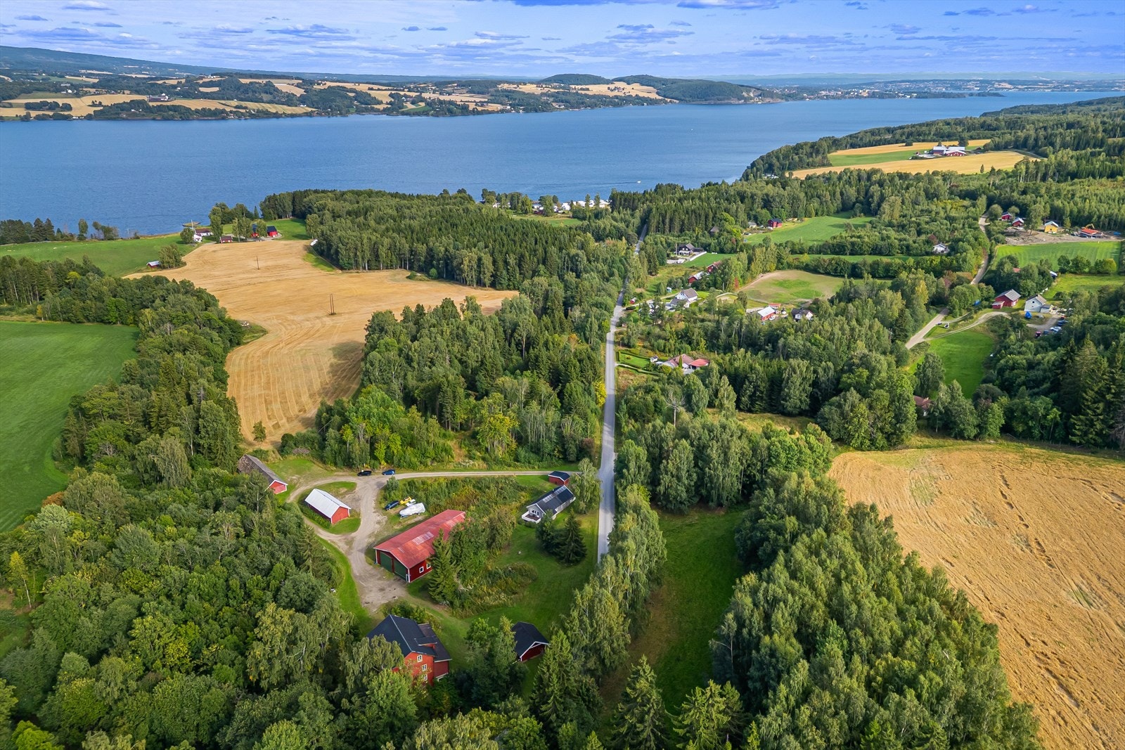 En stor eiendom på ca. 20,3 mål som består av et bebygd tun på ca. 9,4 mål og ca. 10,9 mål med produktiv skog. Galleribilde