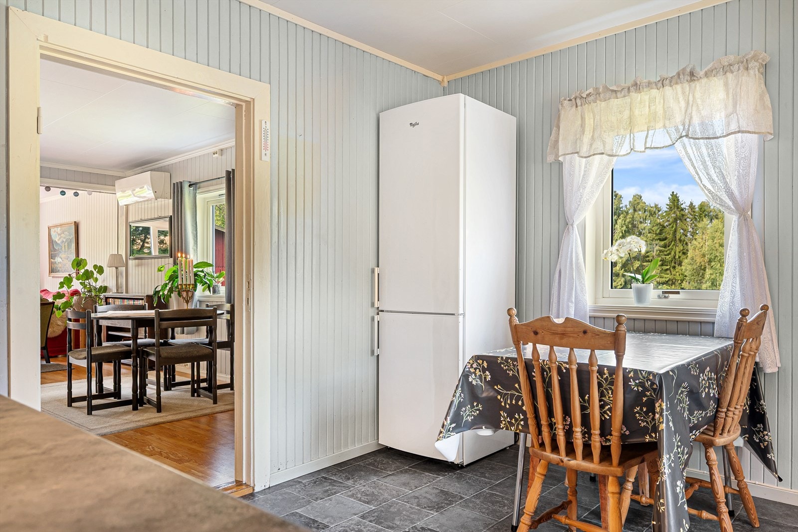 På kjøkkenet er det plass til et koselig frokostbord. Galleribilde
