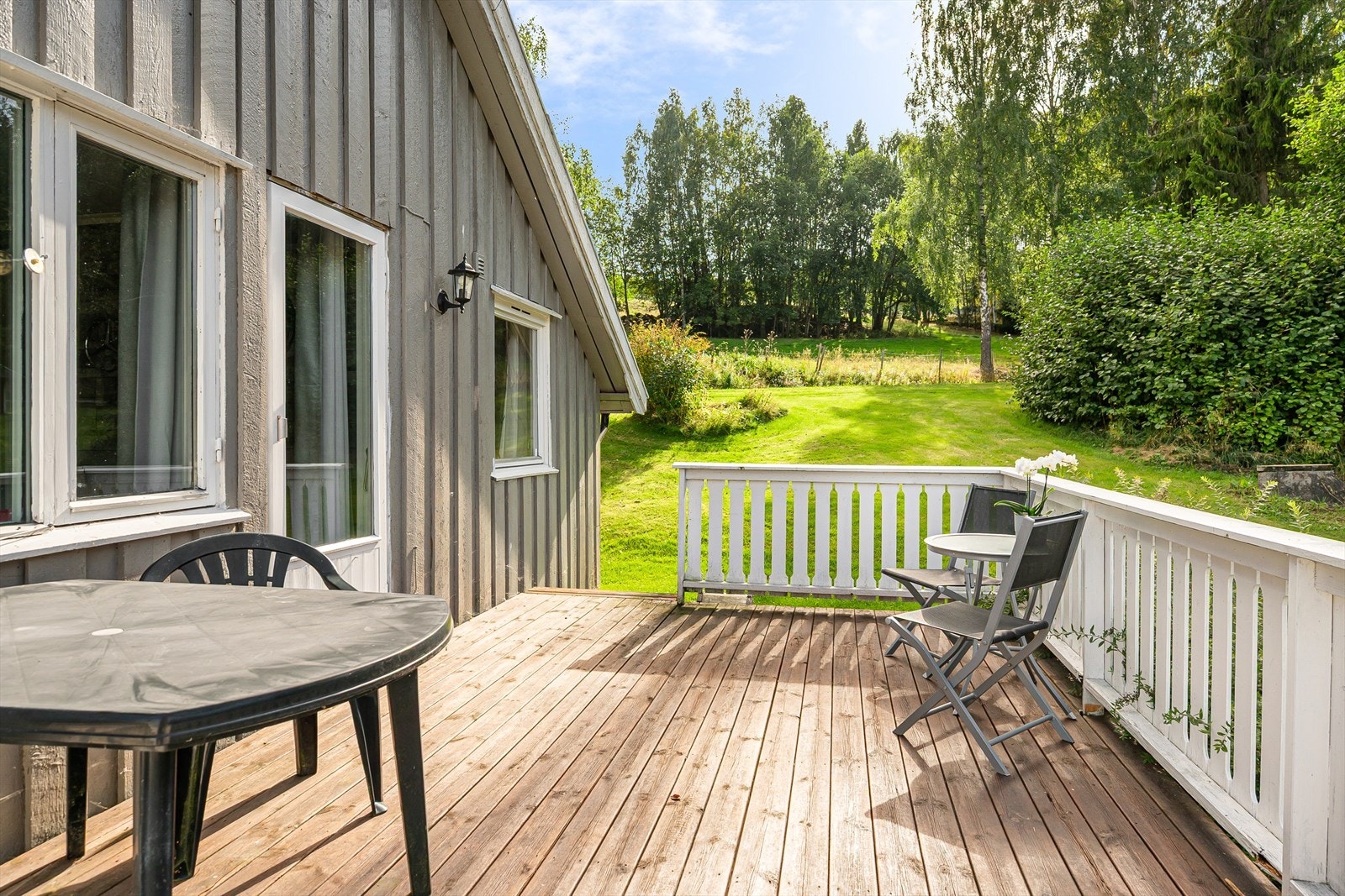 Terrassen har terrassebord på gulv og god plass til sittegrupper. Det er også montert utebelysning. Galleribilde