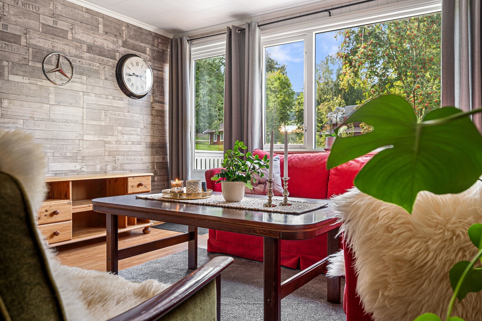 Stuen har flere vinduer som slipper inn rikelig med naturlig lys. Galleribilde