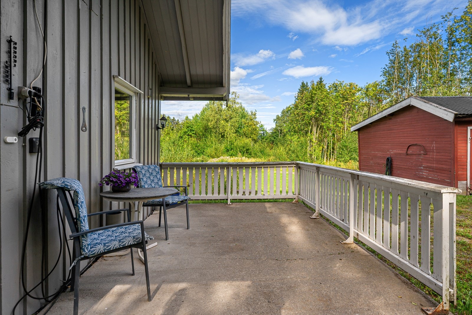 Du ønskes velkommen inn via en støpt terrasse mot sydøst. Galleribilde
