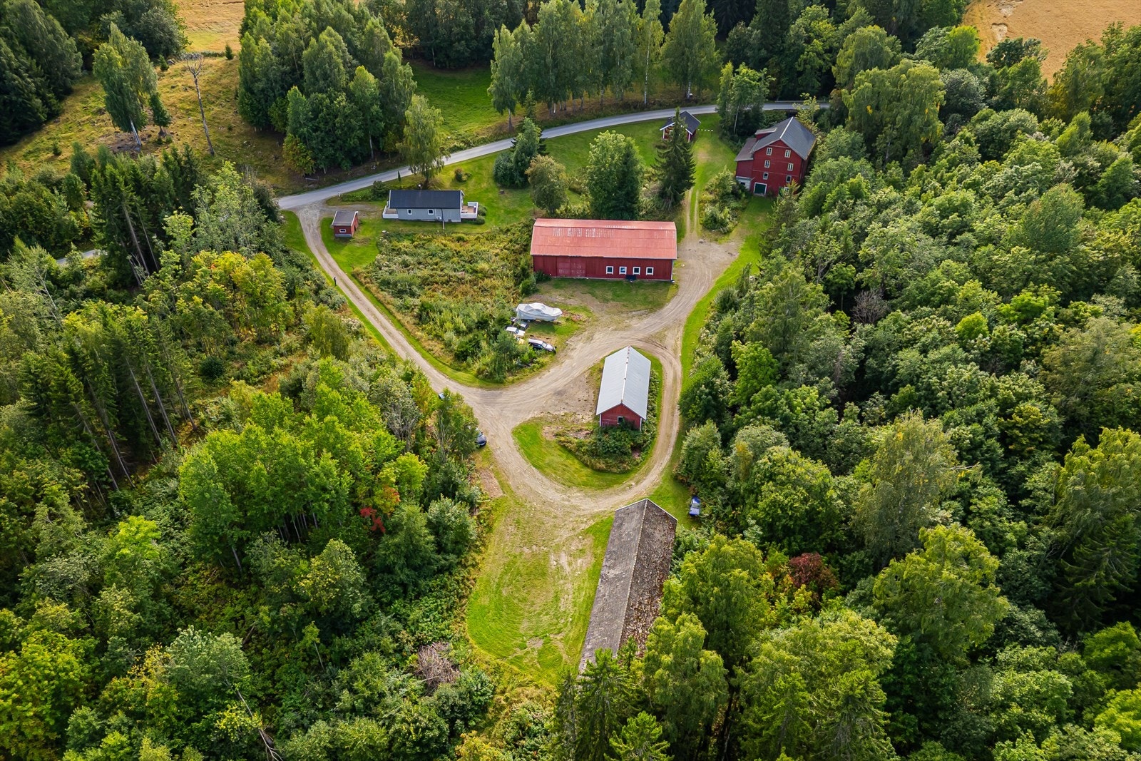 Eiertomt på ca. 20 245,1m². Noe hellende tomt. Hageanlegg opparbeidet med plen og variert beplantning. Gruset innkjøring og parkering. Galleribilde