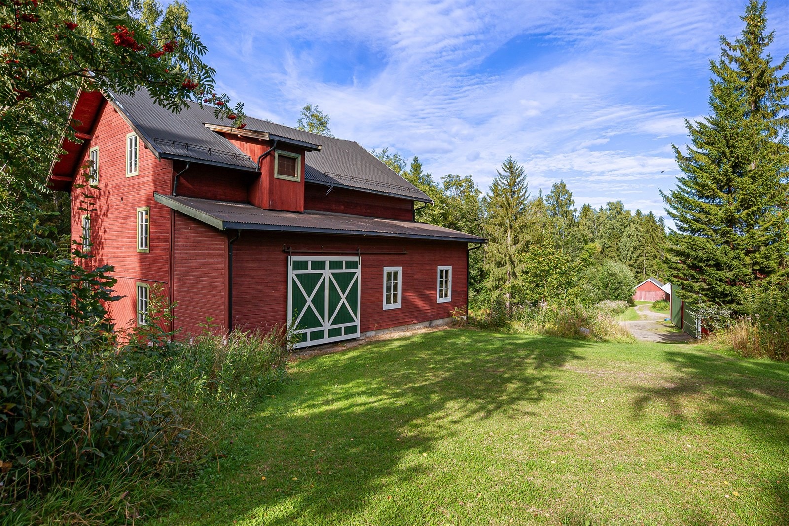 Eldre mølle oppført i trekonstruksjoner over fundament av naturstein og betong. Bygningen har utvendig trekledning, saltak og flere etasjenivåer. Galleribilde