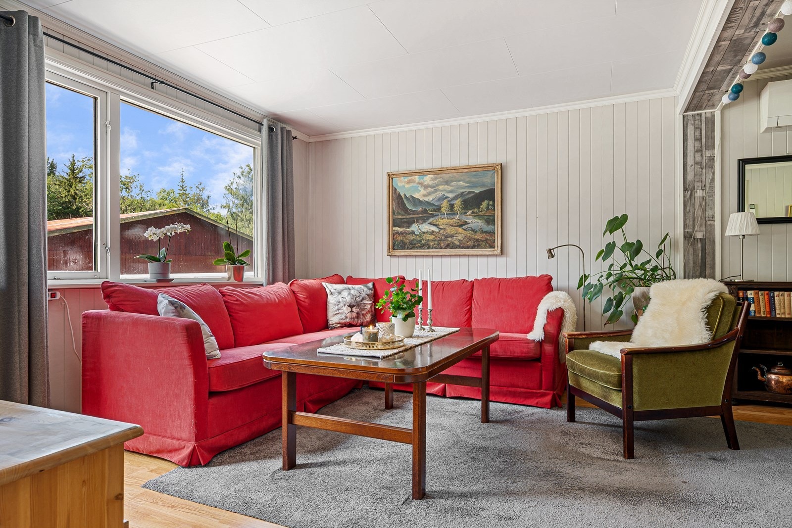 Stuen har laminat på gulv og lyse panelplater på veggene. Galleribilde