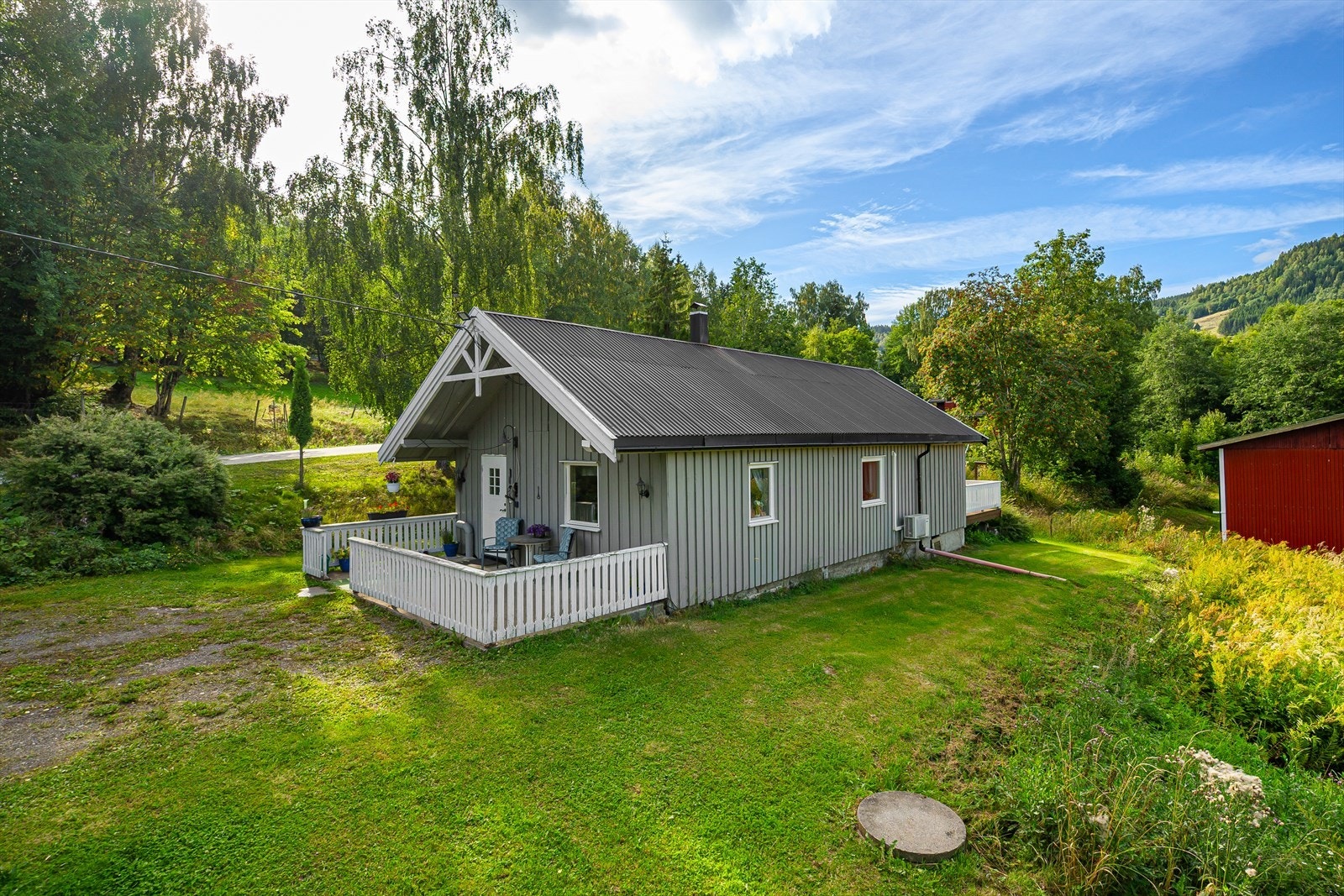 Hyggelig enebolig på én flate med entré, kjøkken, stue med utgang til terrasse, 2 soverom og bad. Galleribilde