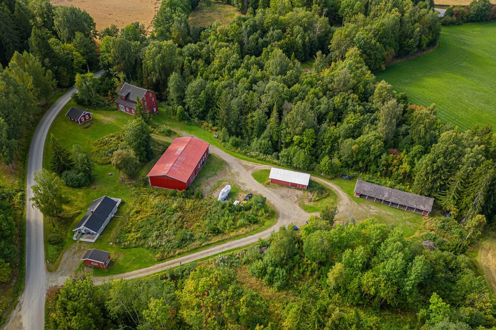 Eiertomt på ca. 20,3 daa som består av bebygd areal på ca. 9,4 daa og produktiv skog på ca. 10,9 daa. Galleribilde