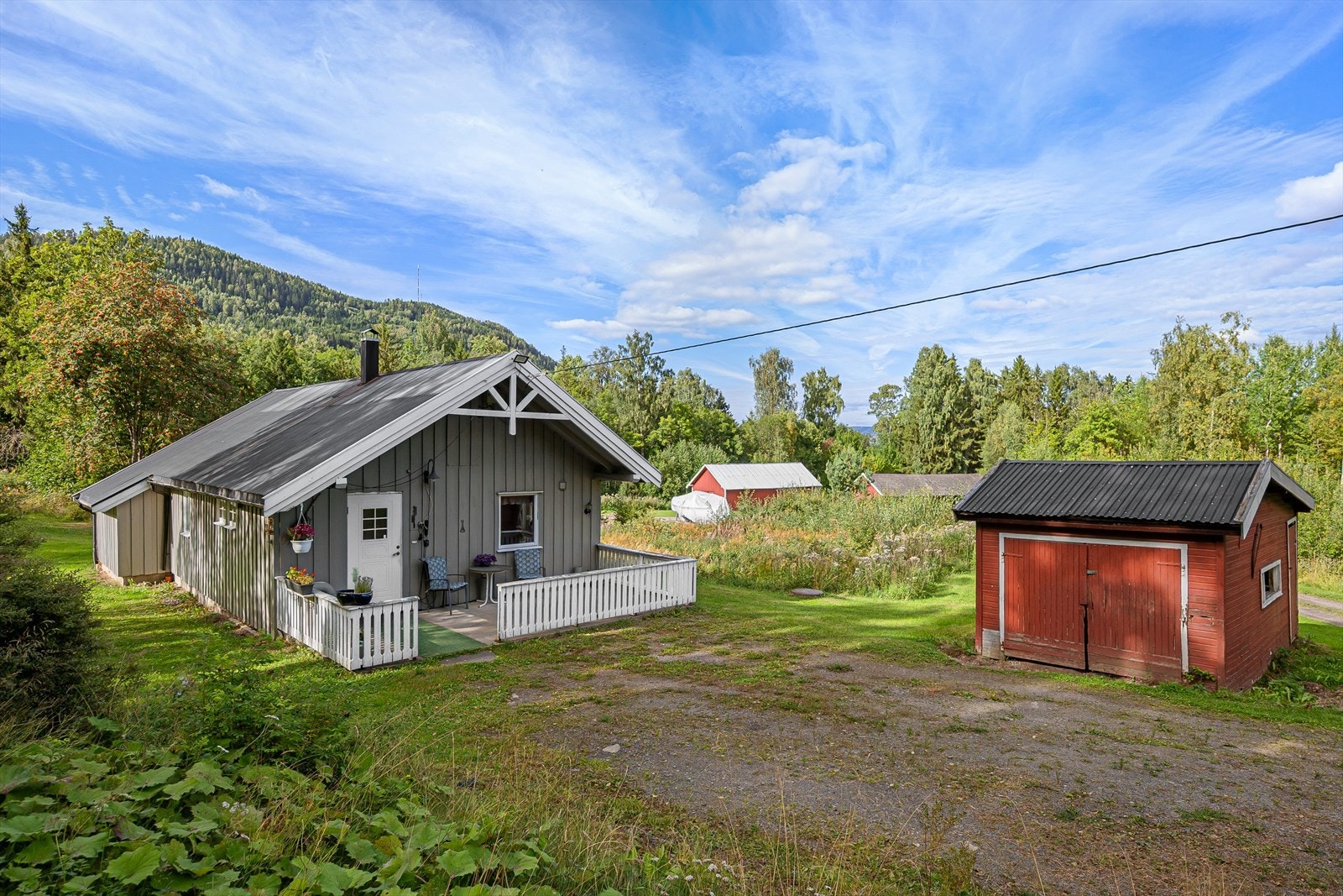 Eiendommen har en solrik og fin beliggenhet i et landlig skog- og jordbruksområde ved Bysætervika. Her bor du i rolige og naturskjønne omgivelser med umiddelbar nærhet til flotte tur- og friluftsområder. Galleribilde