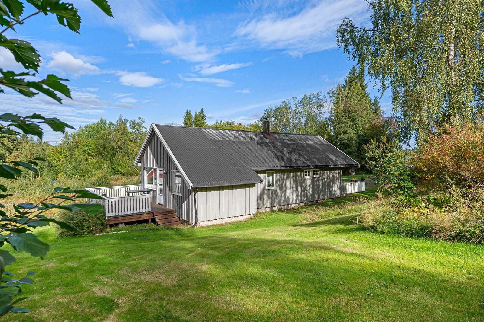 Boligen har stående panel direkte på eksisterende panel og taket er tekket med metallplater. Galleribilde