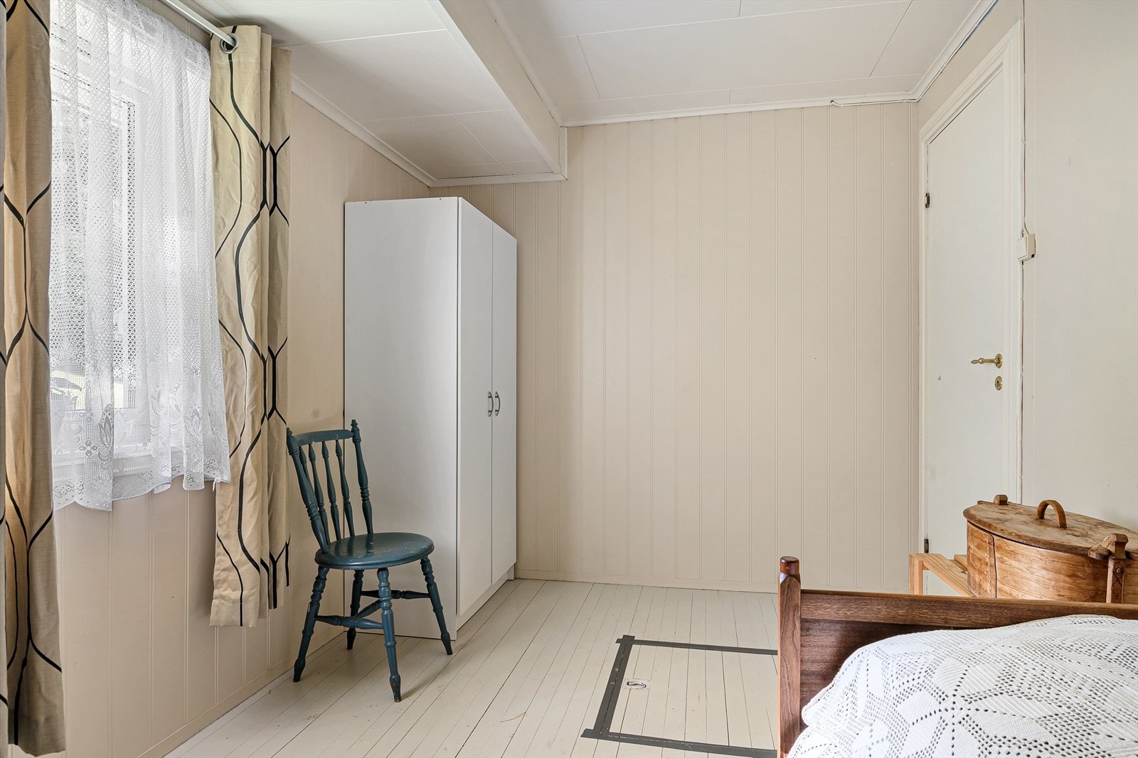 På soverommet er det plass til både seng og kontorpult, samt oppbevaringsplass i medfølgende garderobeskap. Galleribilde