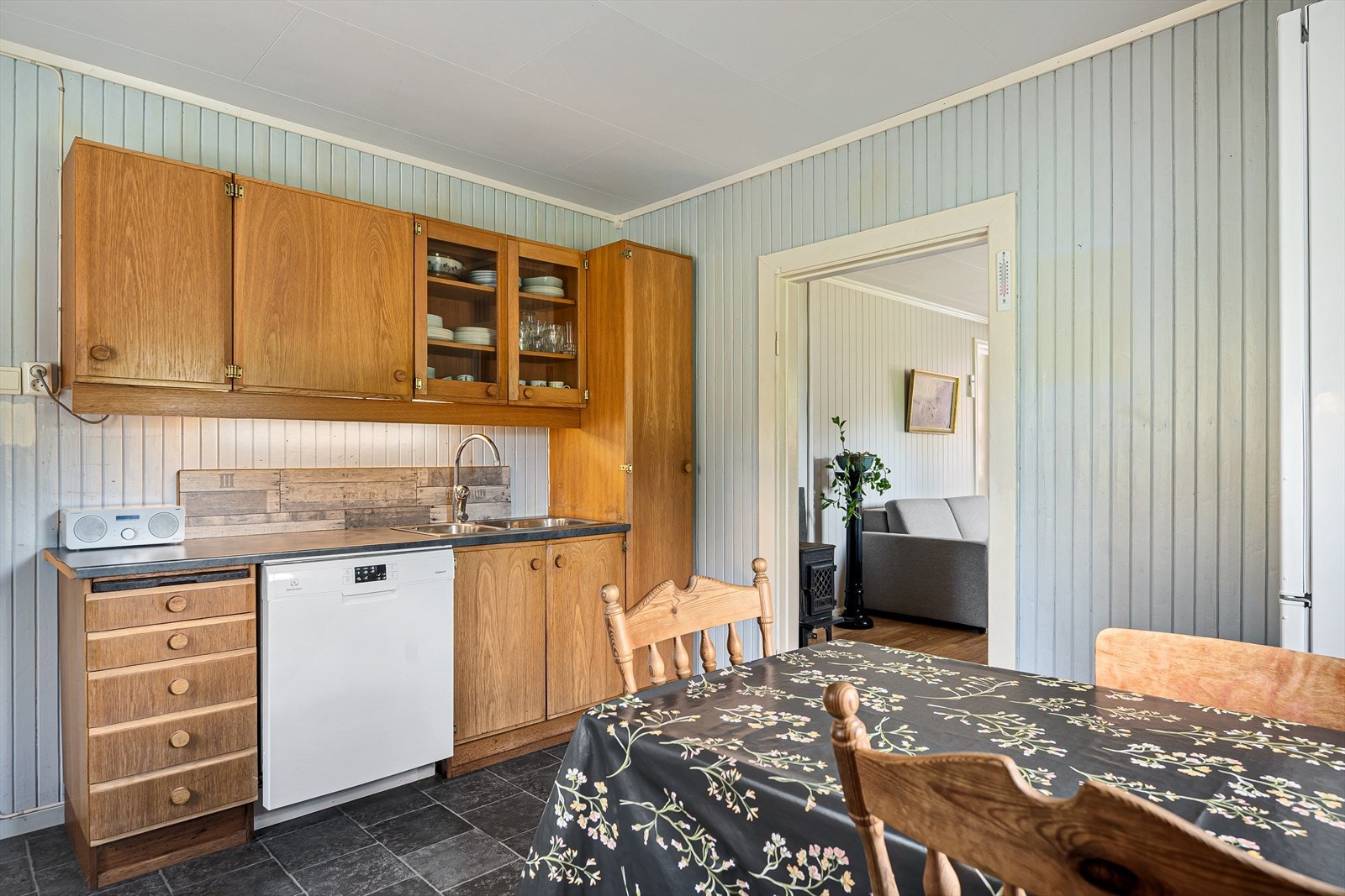 Kjøkkeninnredning med glatte fronter og laminert benkeplate med nedfelt oppvaskkum. Praktisk med belysning under overskapene. Galleribilde