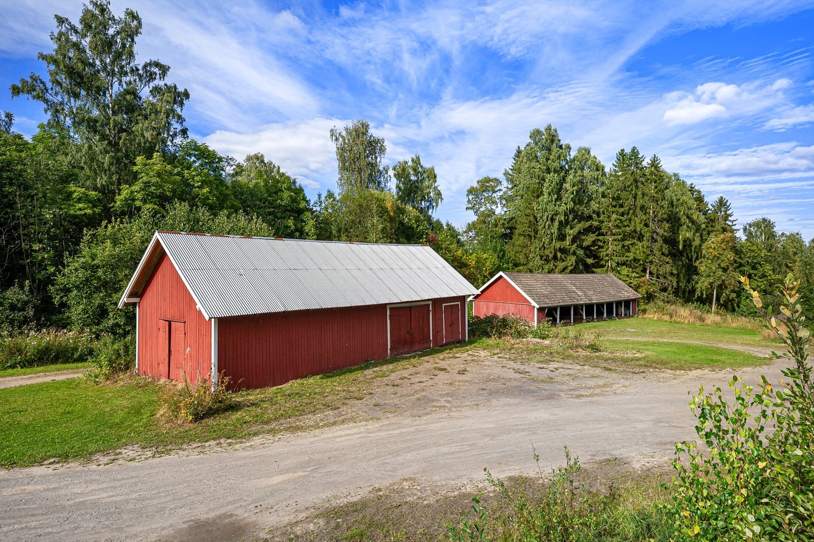 Uthus på 77m². Eldre frittstående uthus/driftsbygning oppført i trekonstruksjoner. Bygningen har saltak tekket med metallplater og utvendig stående trekledning. Galleribilde