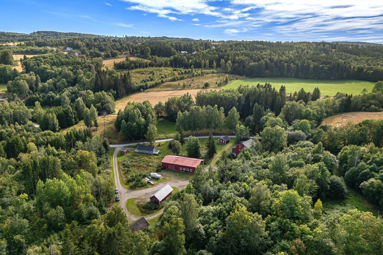 Her bor du i rolige og naturskjønne omgivelser med umiddelbar nærhet til flotte tur- og friluftsområder. Fra eiendommen er det drøye 6 km til Stavsjø med bla. Kiwi-butikk, barnehage, barneskole, ungdomsskole og idrettsanlegg. Galleribilde