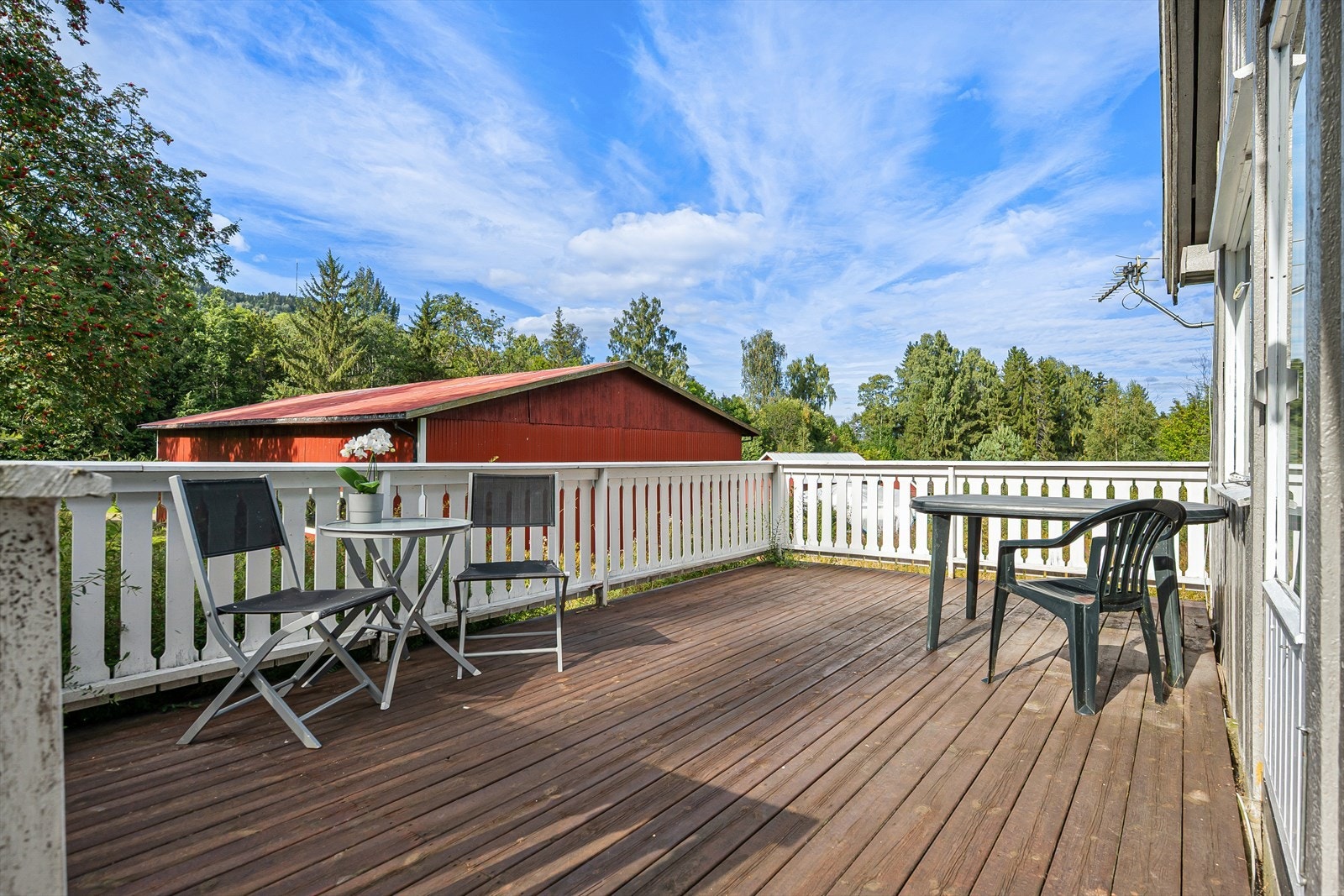 Fra stuen er det utgang til en solrik vestvendt terrasse. Galleribilde